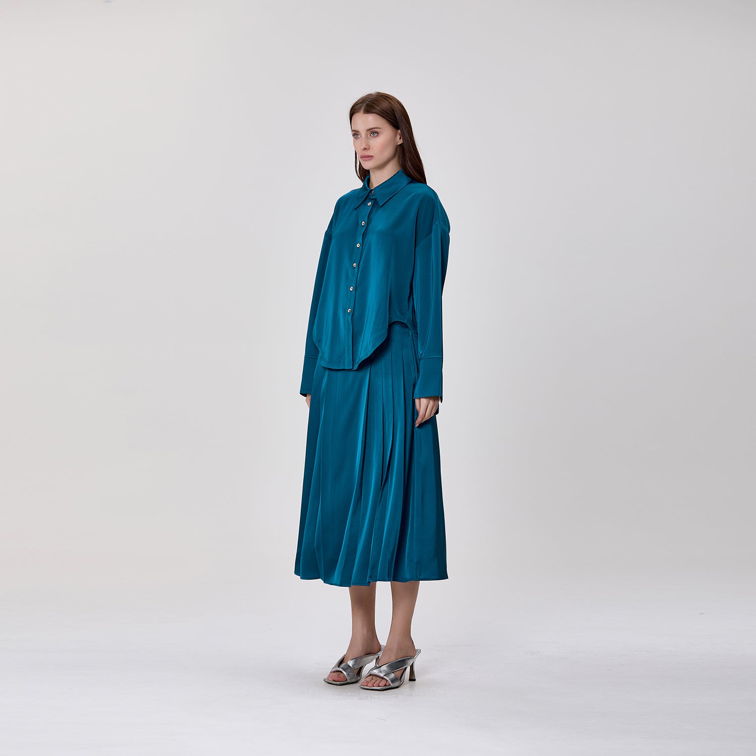 Chemise fluide oversize en satin à manches longues