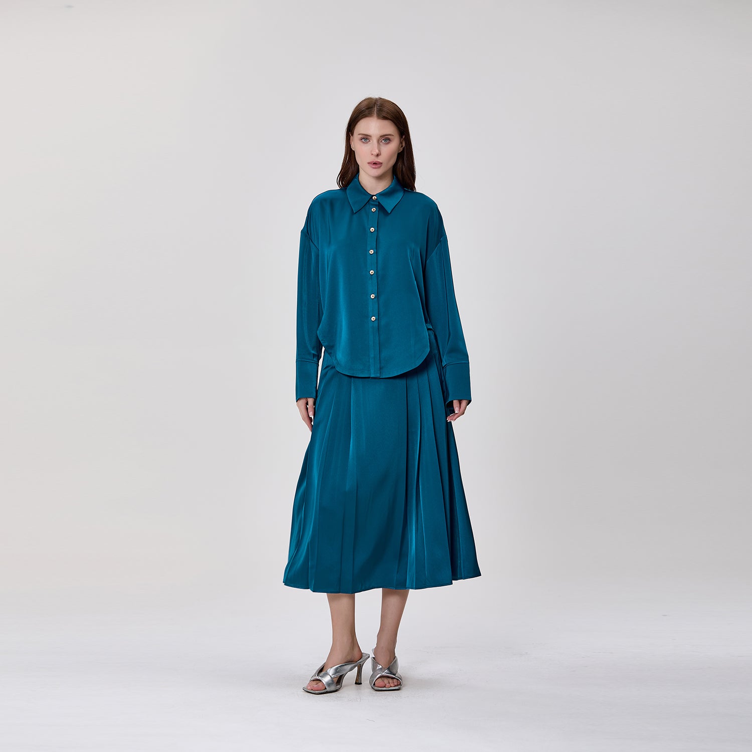Jupe midi plissée en satin fluide à taille haute