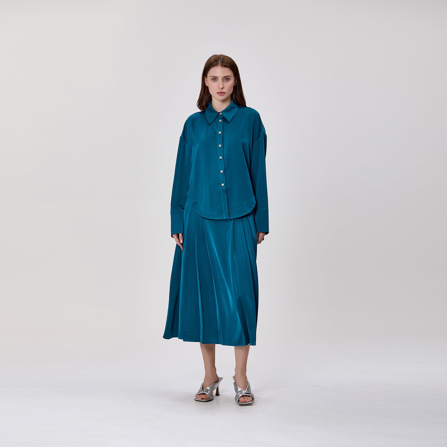Jupe midi plissée en satin fluide à taille haute