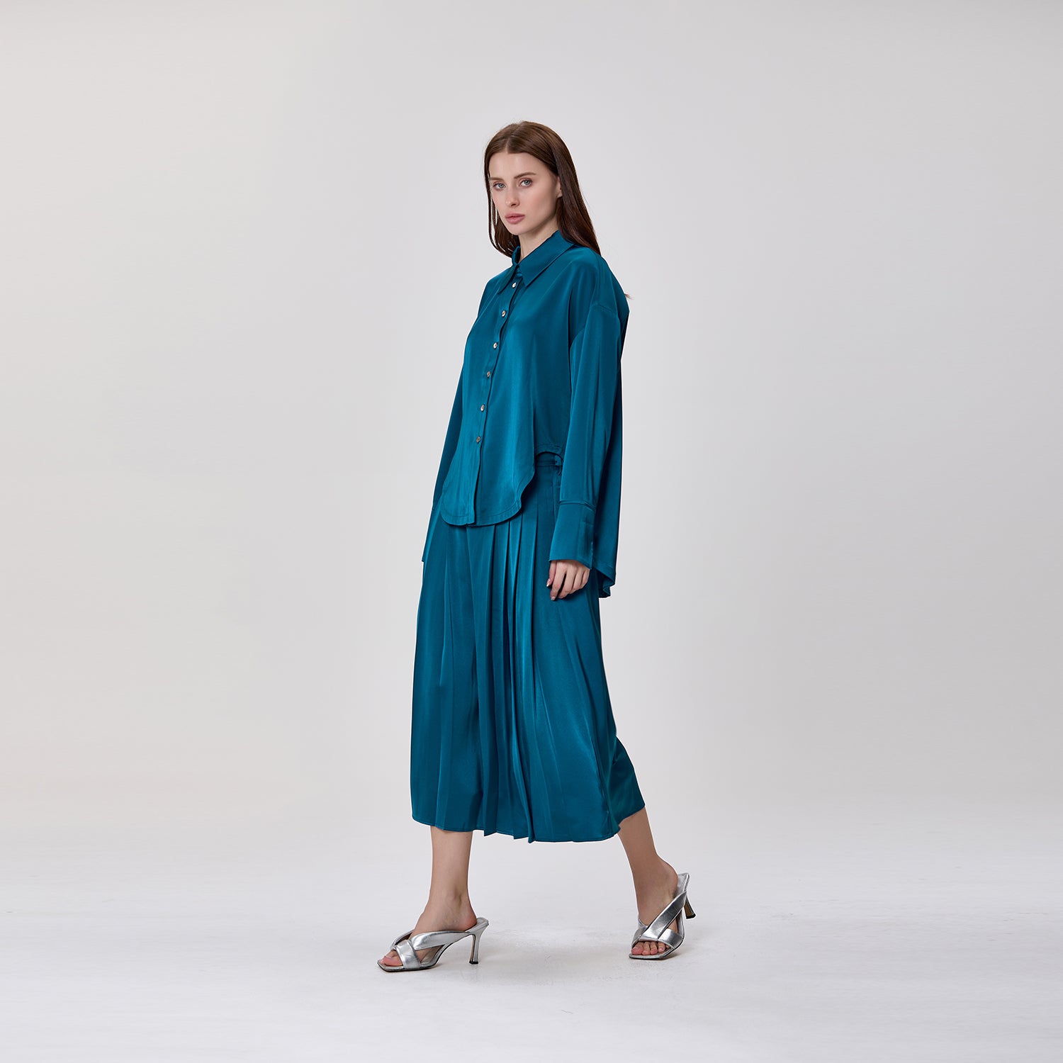 Jupe midi plissée en satin fluide à taille haute