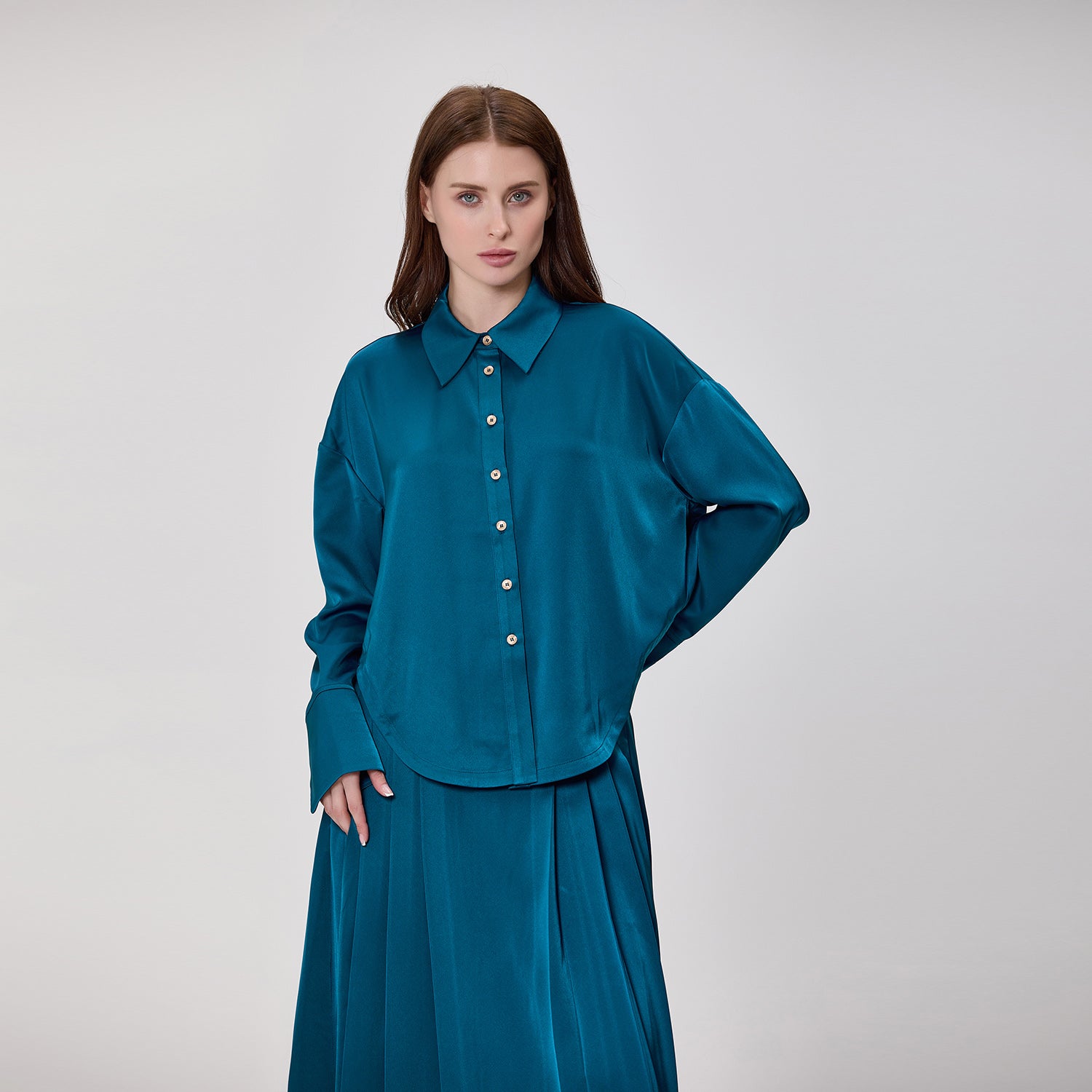 Chemise fluide oversize en satin à manches longues