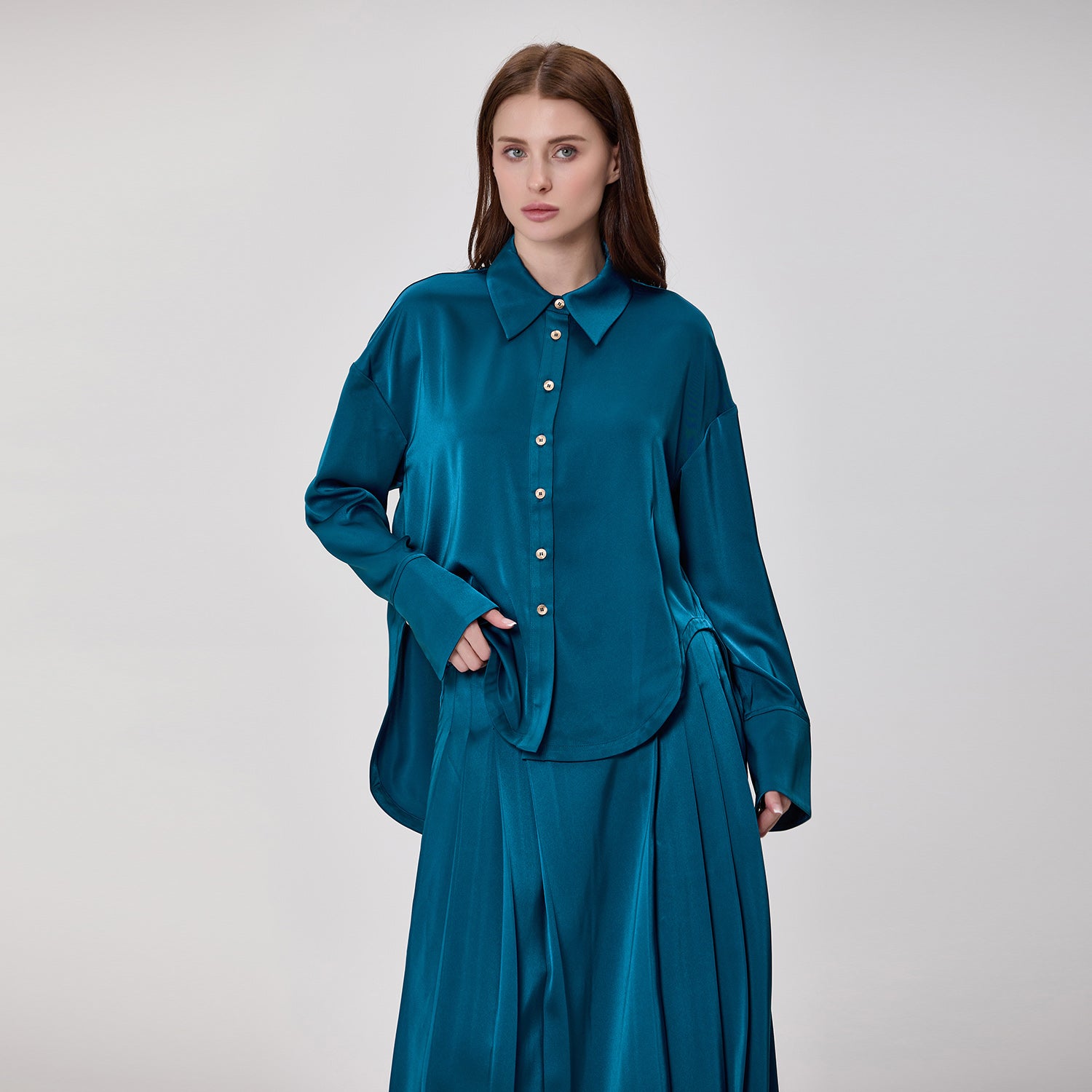 Chemise fluide oversize en satin à manches longues