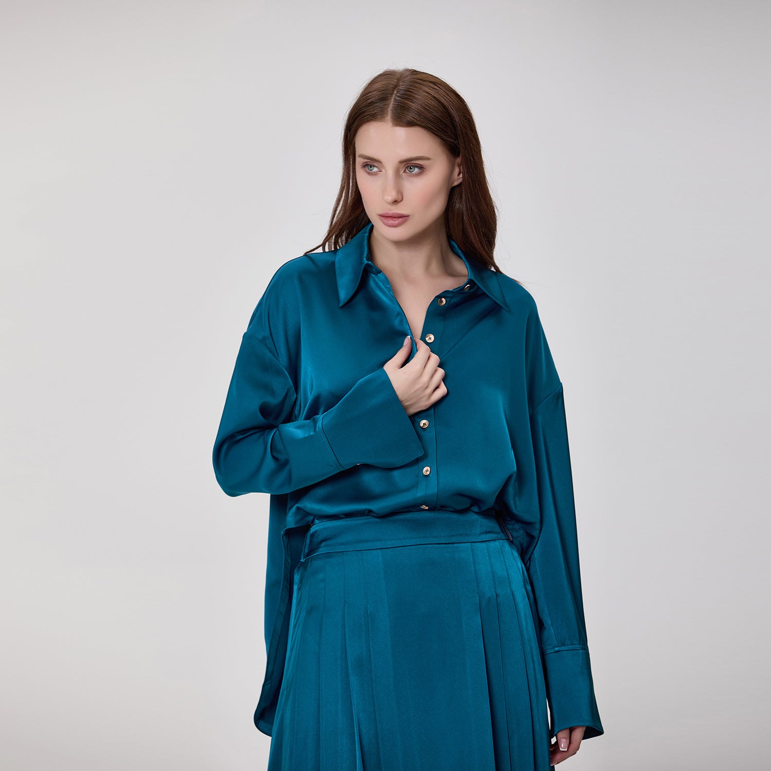 Chemise fluide oversize en satin à manches longues