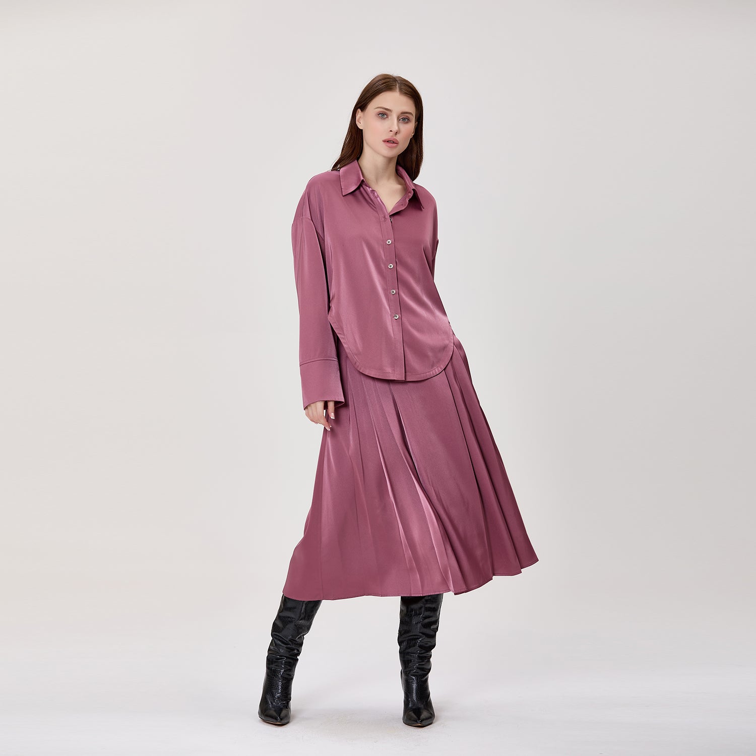 Jupe midi plissée en satin fluide à taille haute
