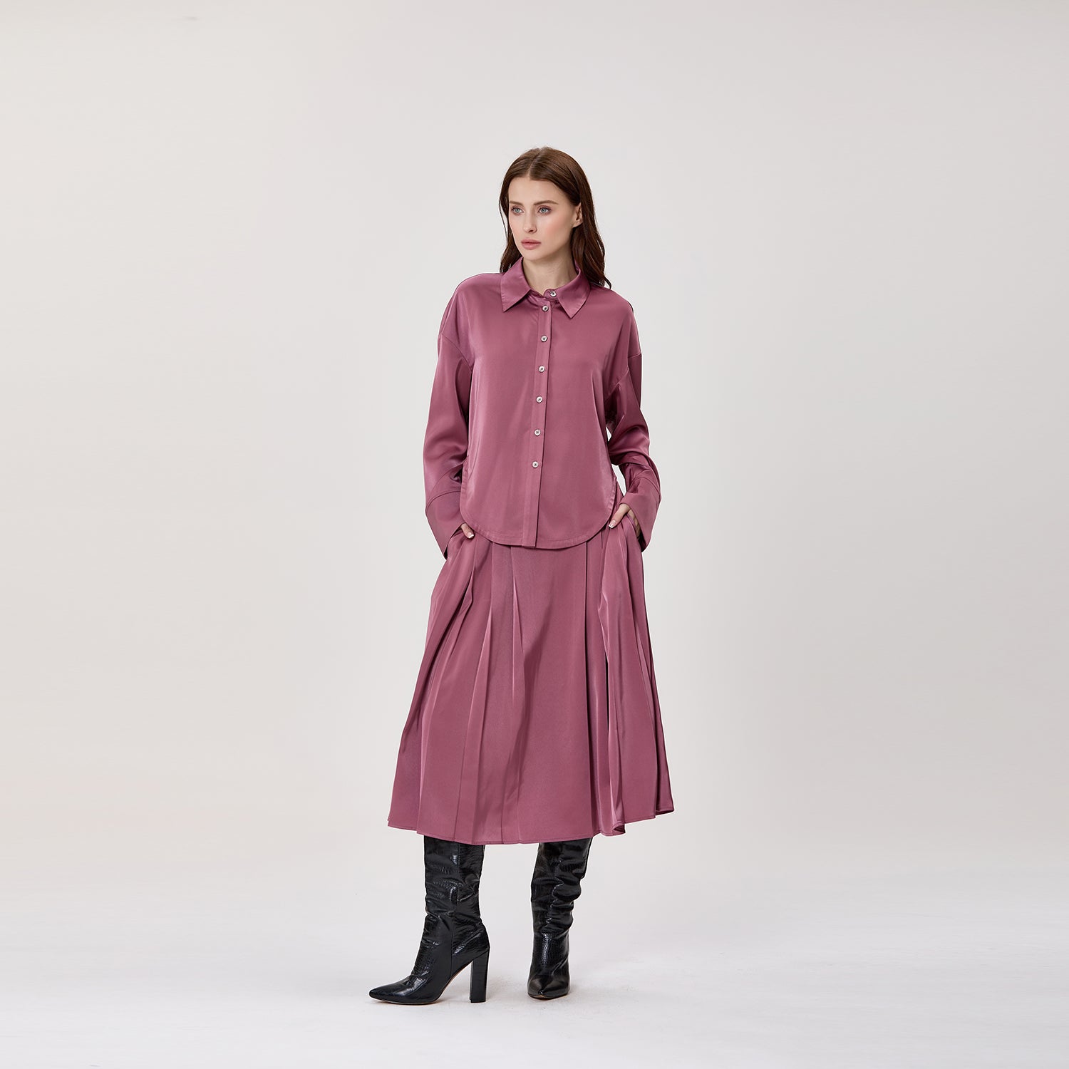 Jupe midi plissée en satin fluide à taille haute