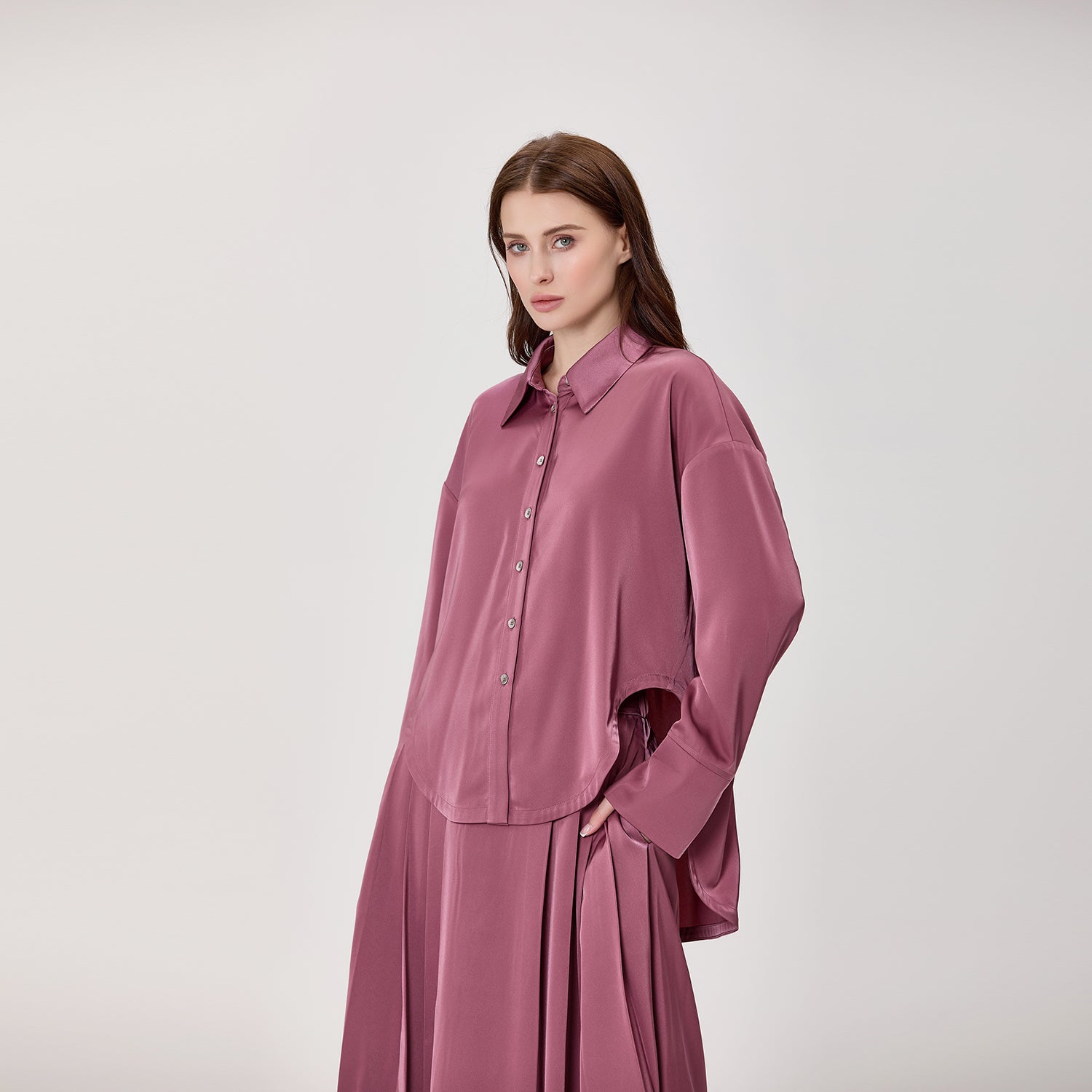 Chemise fluide oversize en satin à manches longues
