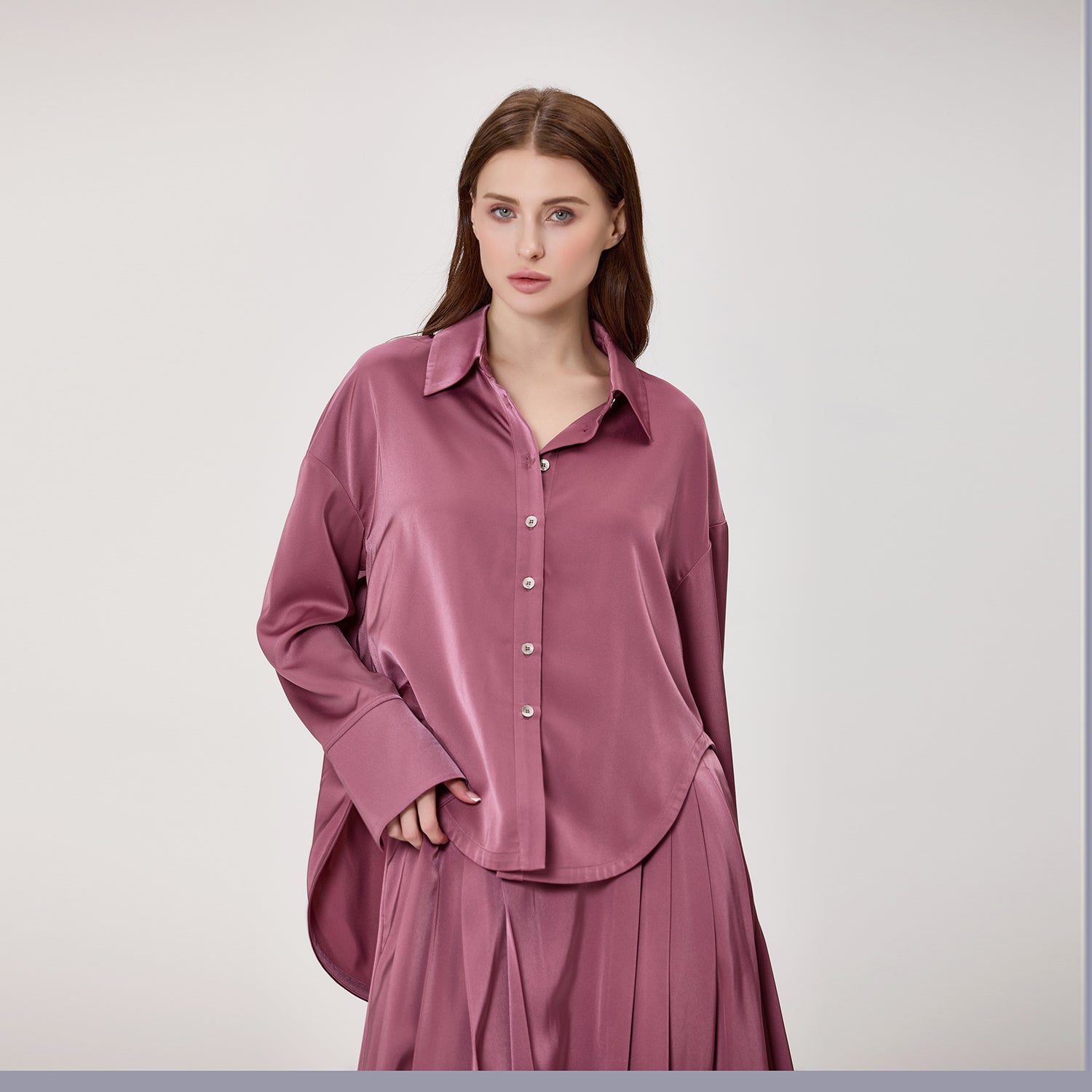 Chemise fluide oversize en satin à manches longues