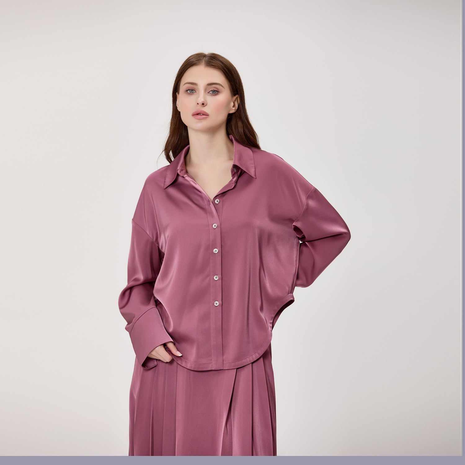 Chemise fluide oversize en satin à manches longues