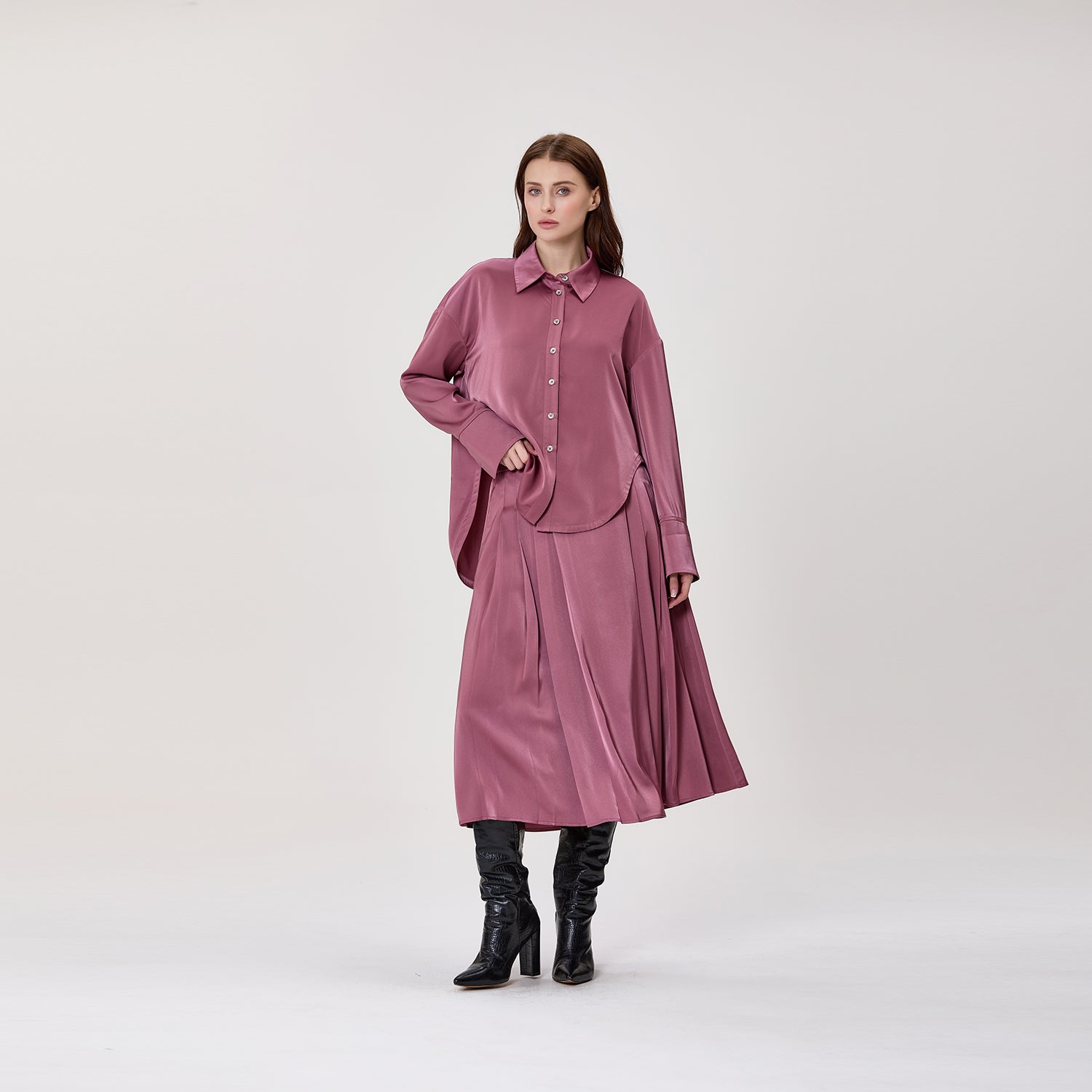 Jupe midi plissée en satin fluide à taille haute
