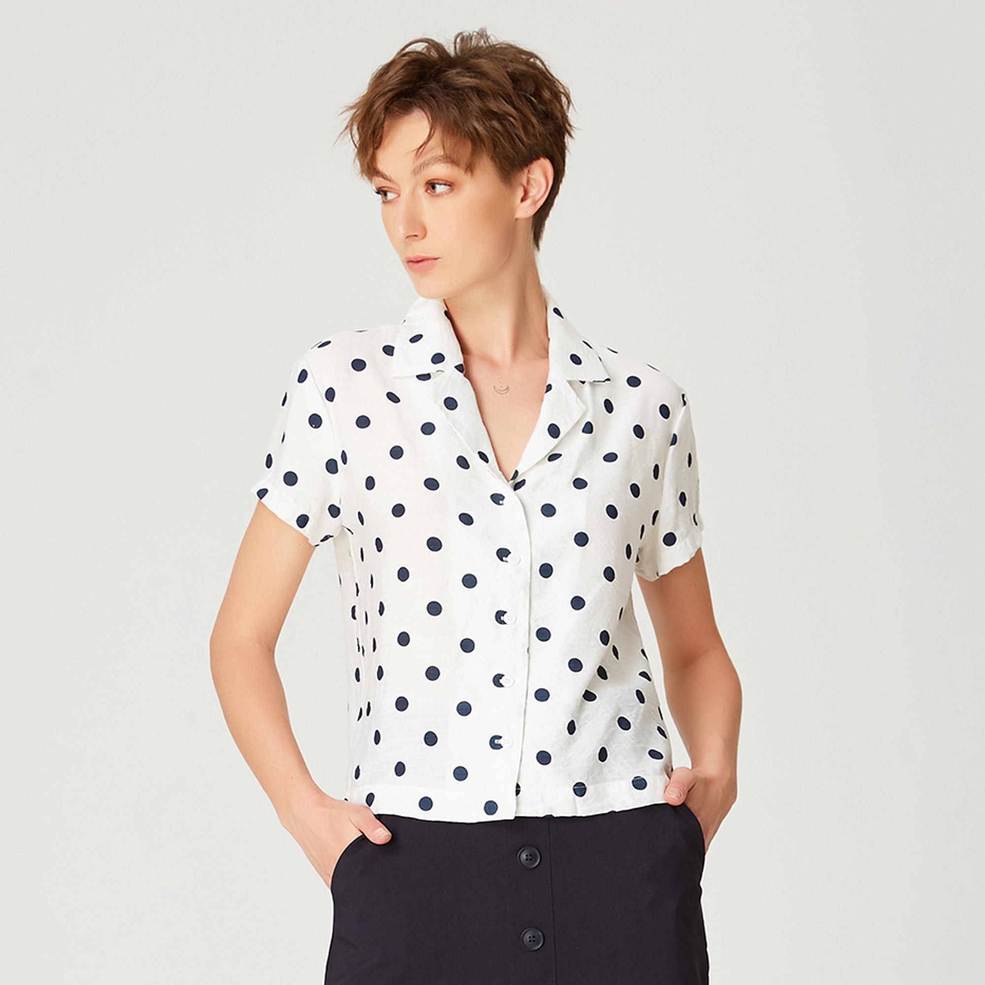 Chemise droite à manches courtes et imprimé à pois