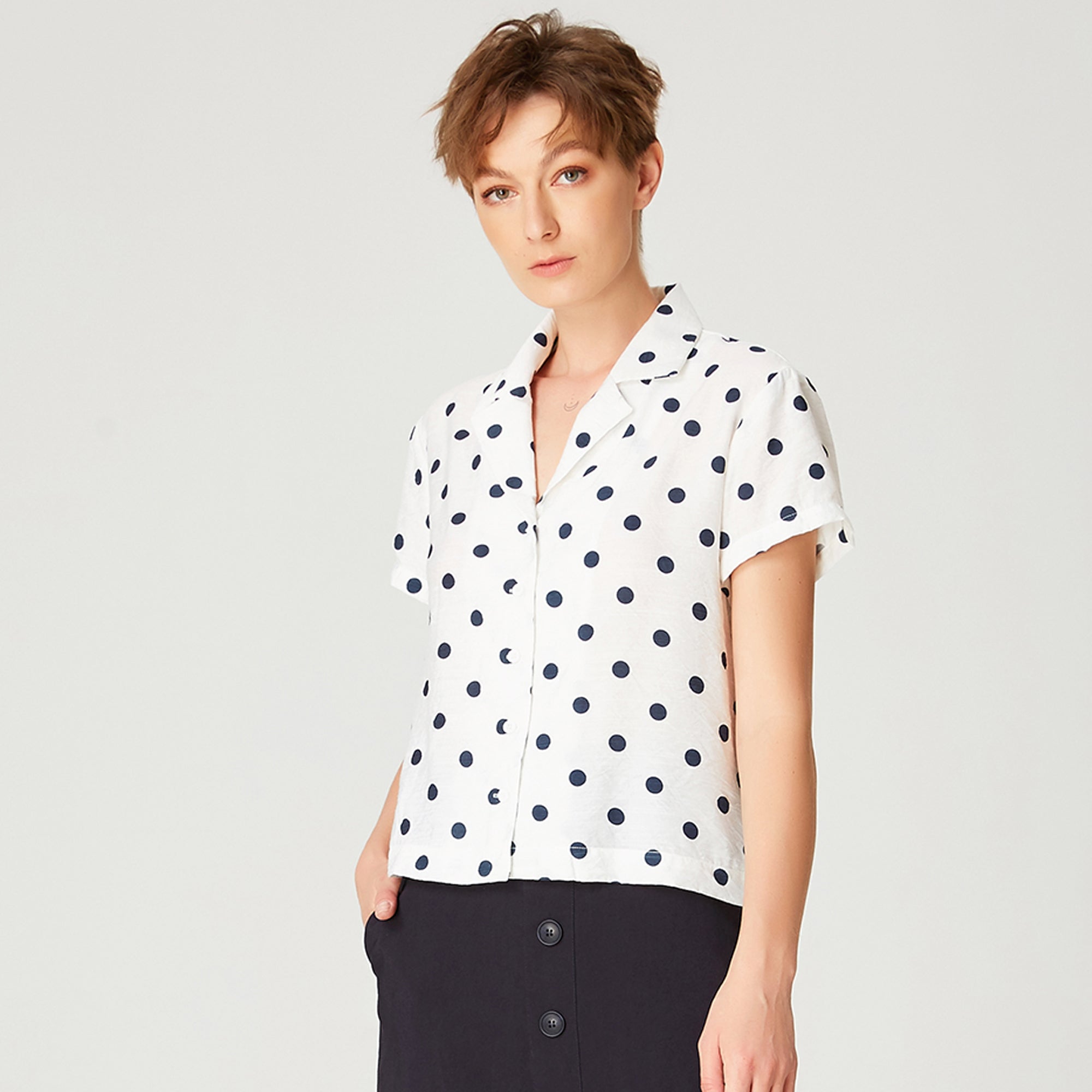 Chemise droite à manches courtes et imprimé à pois