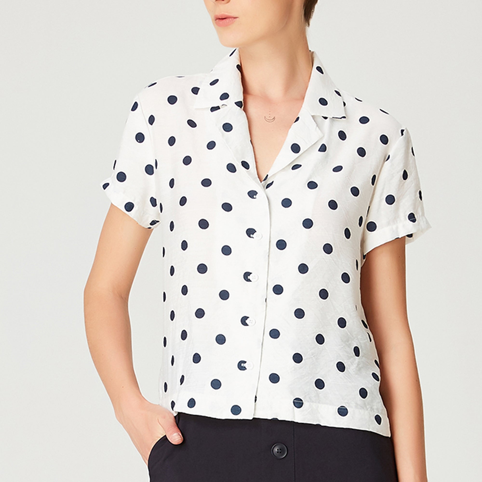 Chemise droite à manches courtes et imprimé à pois