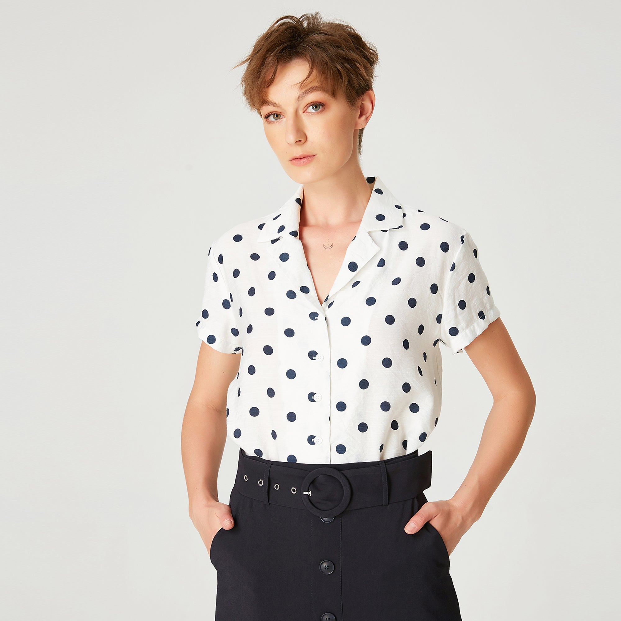 Chemise droite à manches courtes et imprimé à pois