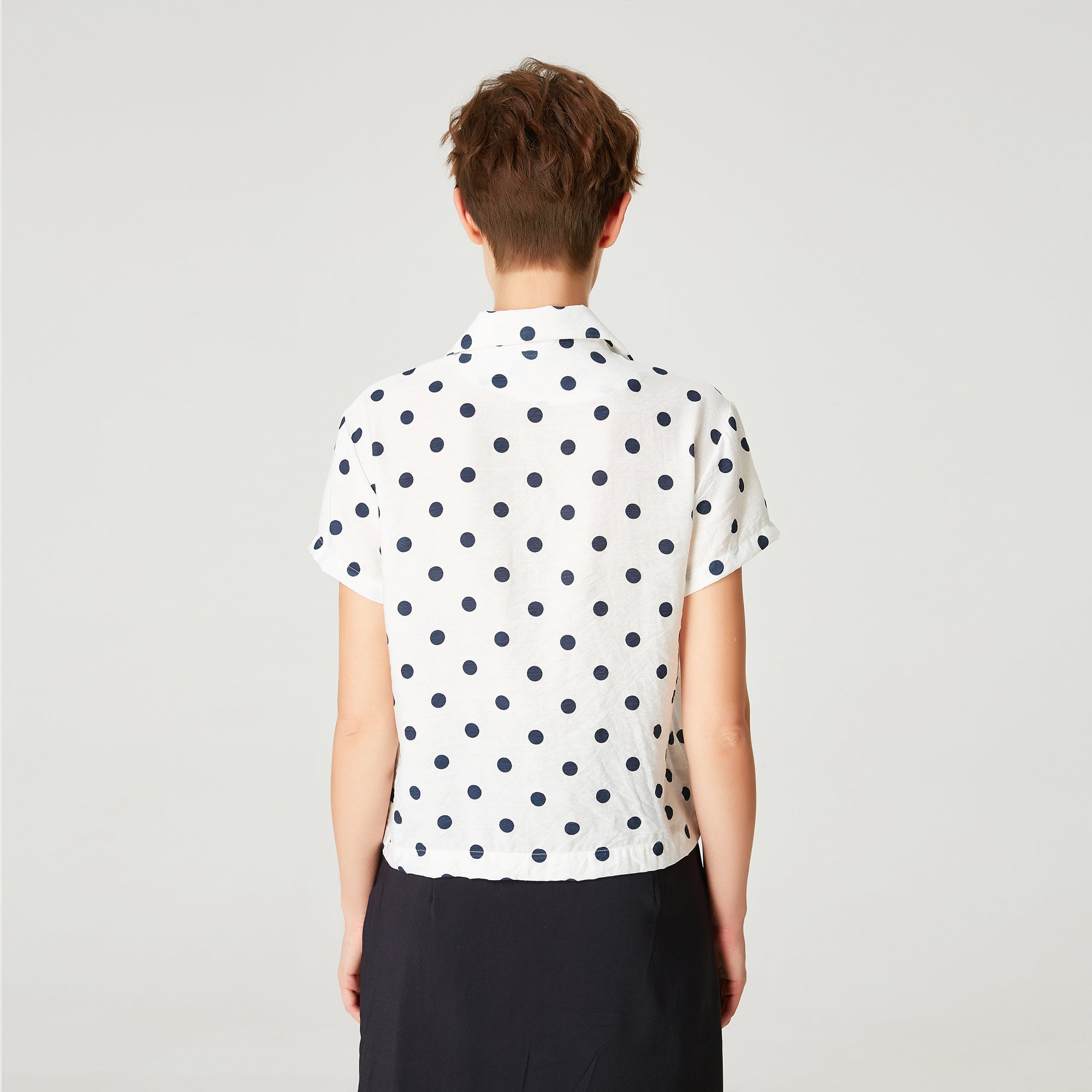 Chemise droite à manches courtes et imprimé à pois