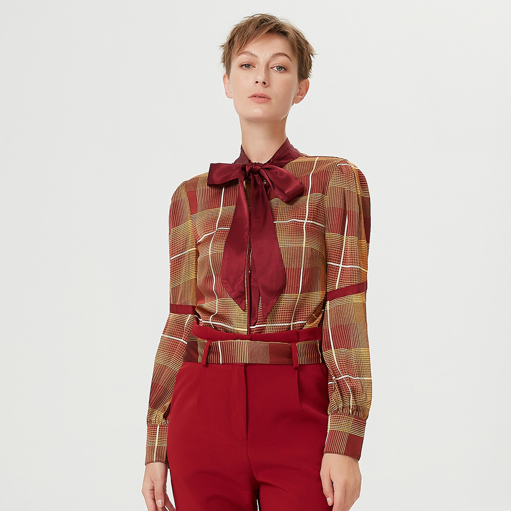 Chemise col-cravate et imprimé carreaux