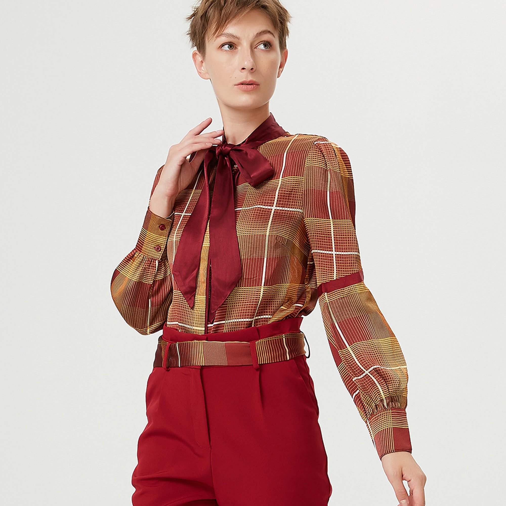 Chemise col-cravate et imprimé carreaux