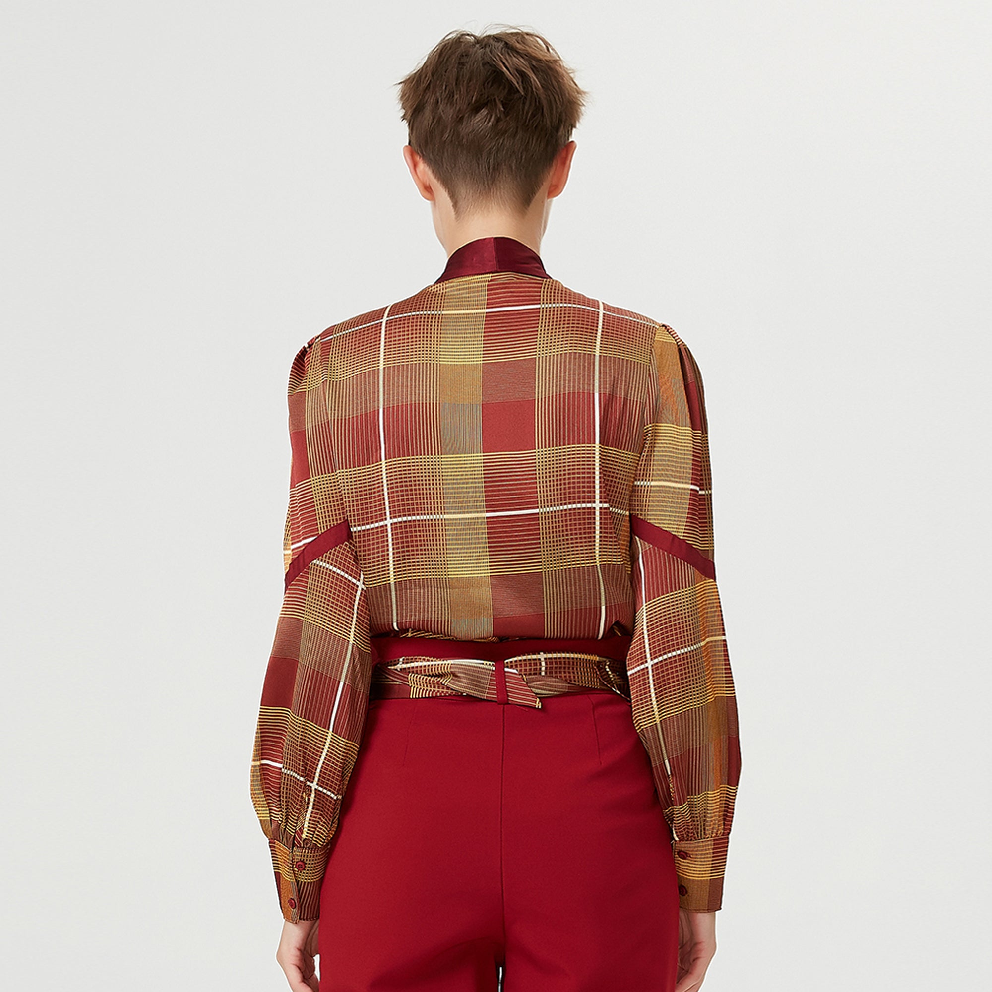 Chemise col-cravate et imprimé carreaux