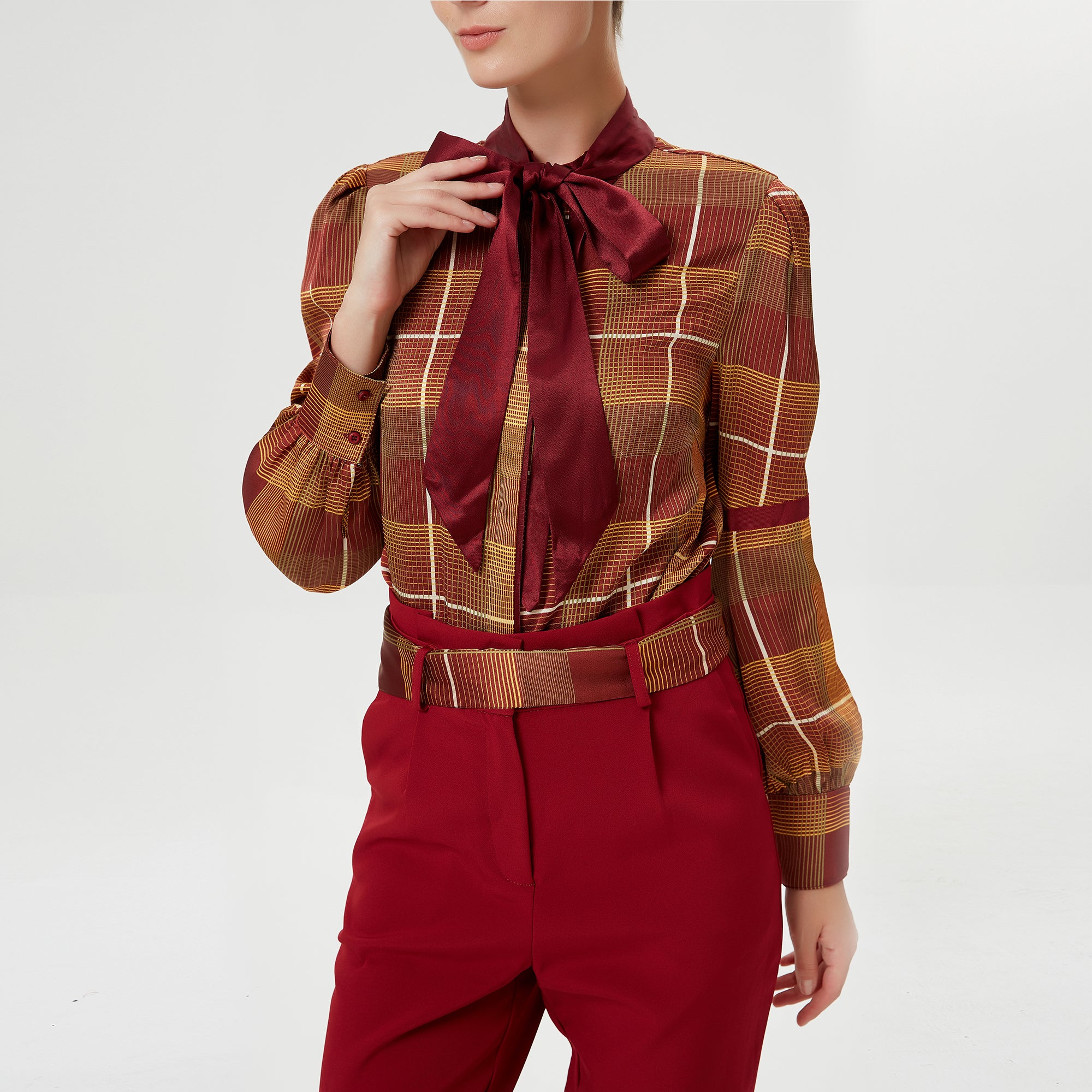 Chemise col-cravate et imprimé carreaux