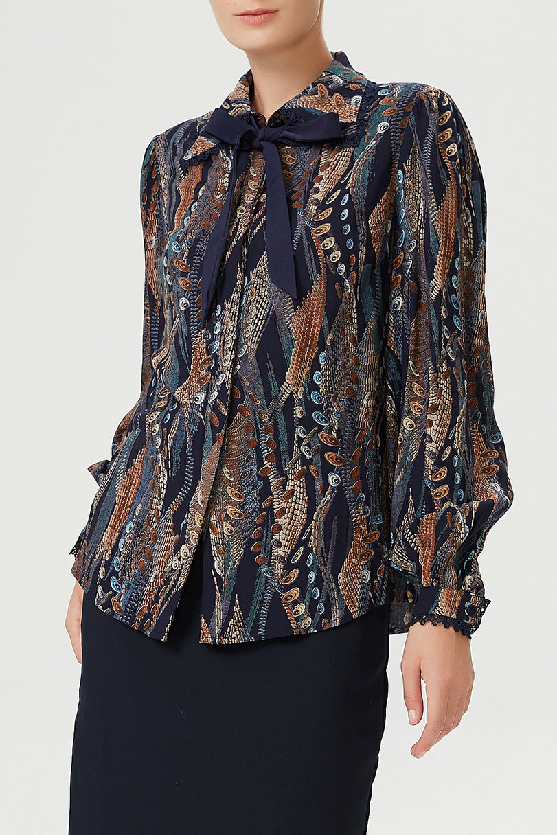Chemise à col lavallière et imprimé abstrait