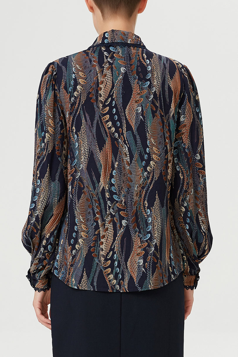 Chemise à col lavallière et imprimé abstrait