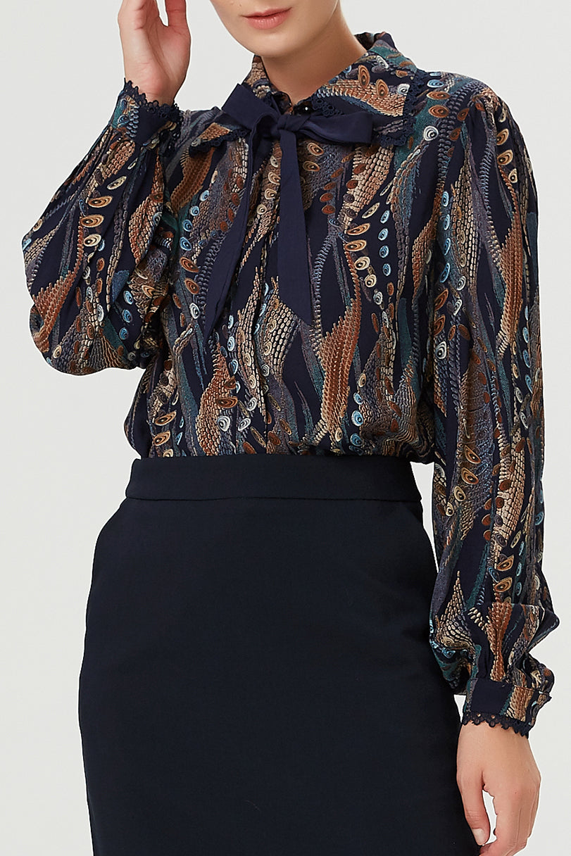 Chemise à col lavallière et imprimé abstrait