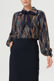 Chemise à col lavallière et imprimé abstrait