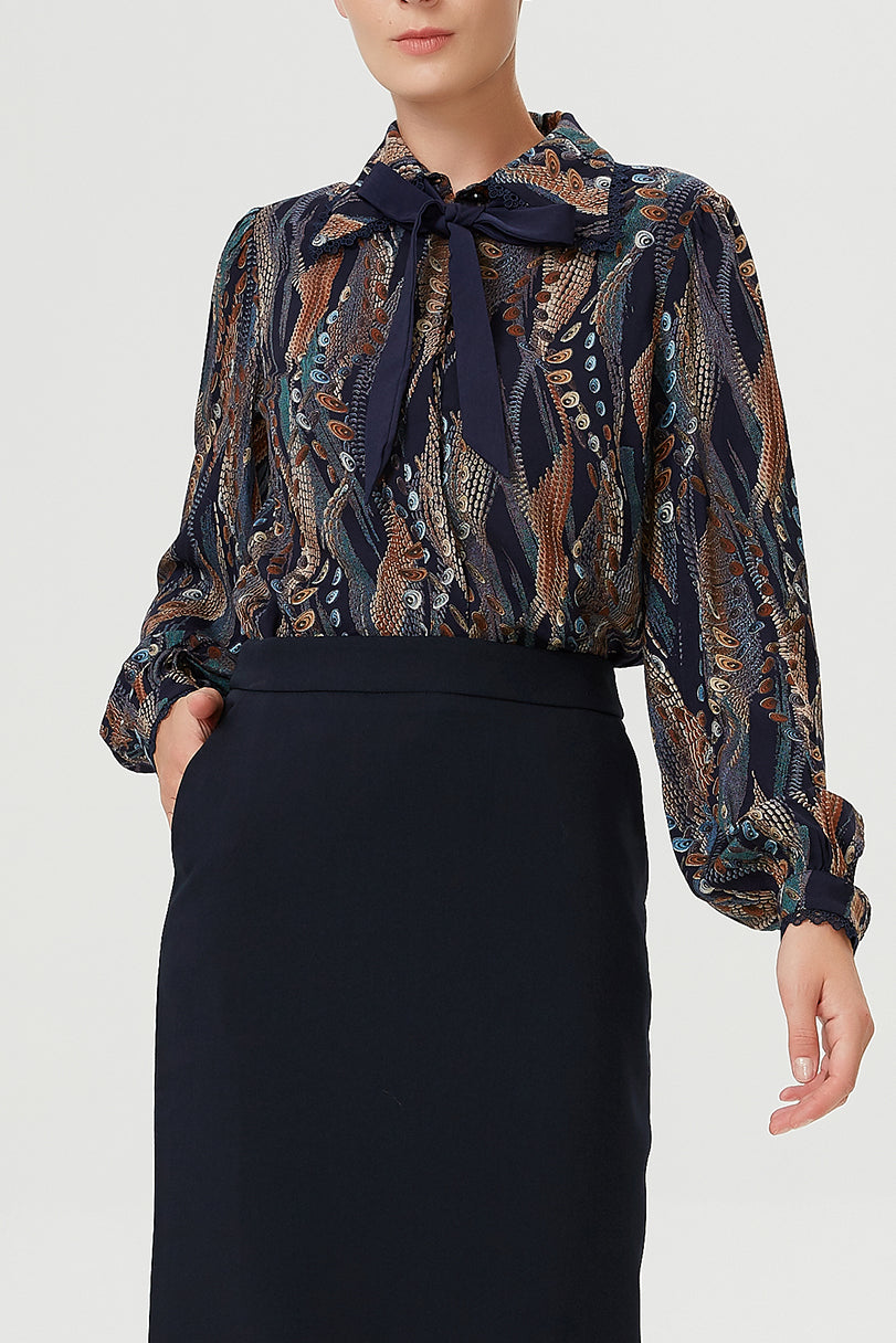 Chemise à col lavallière et imprimé abstrait