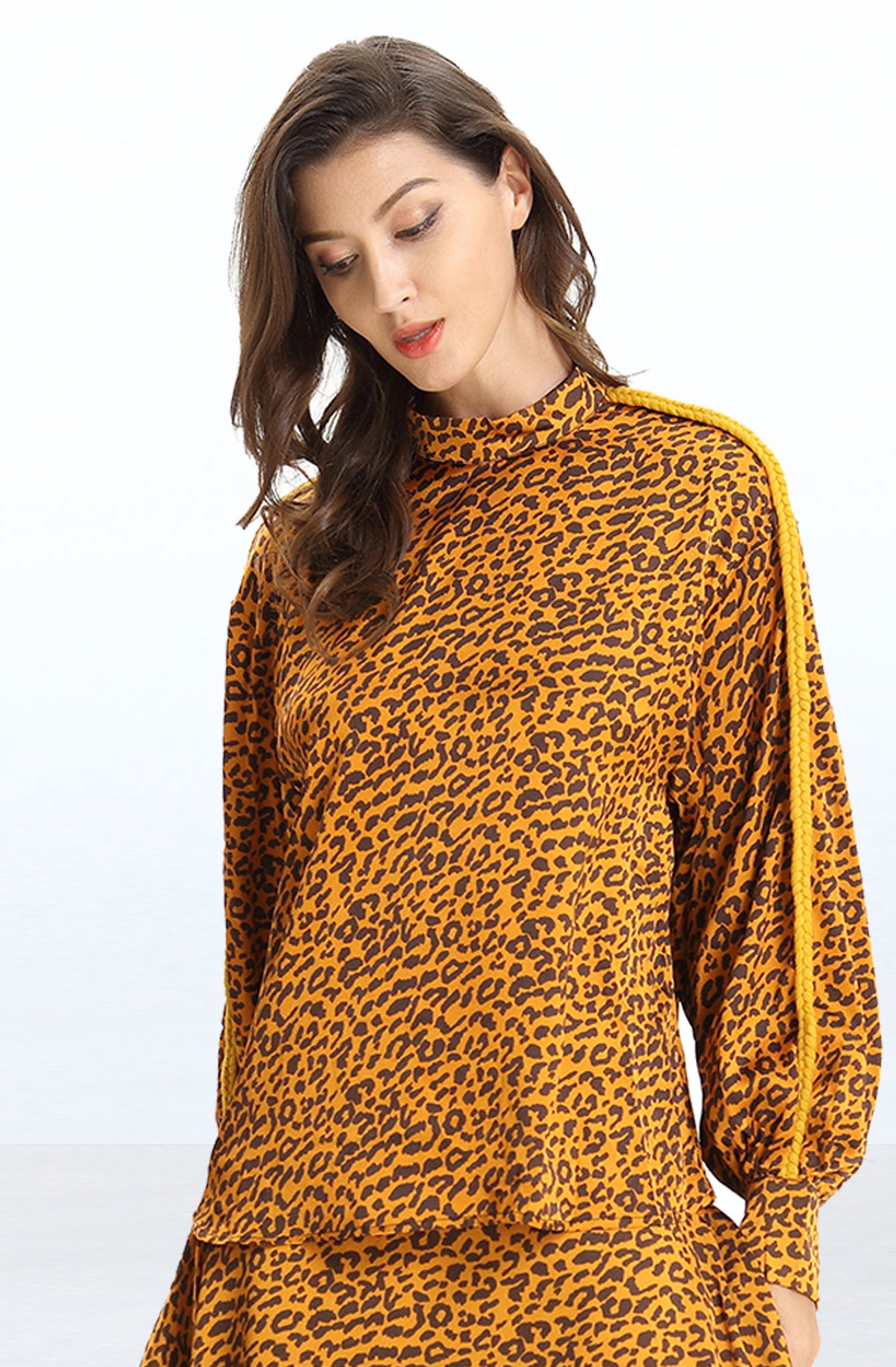 Blouse à imprimé léopard et galons aux manches