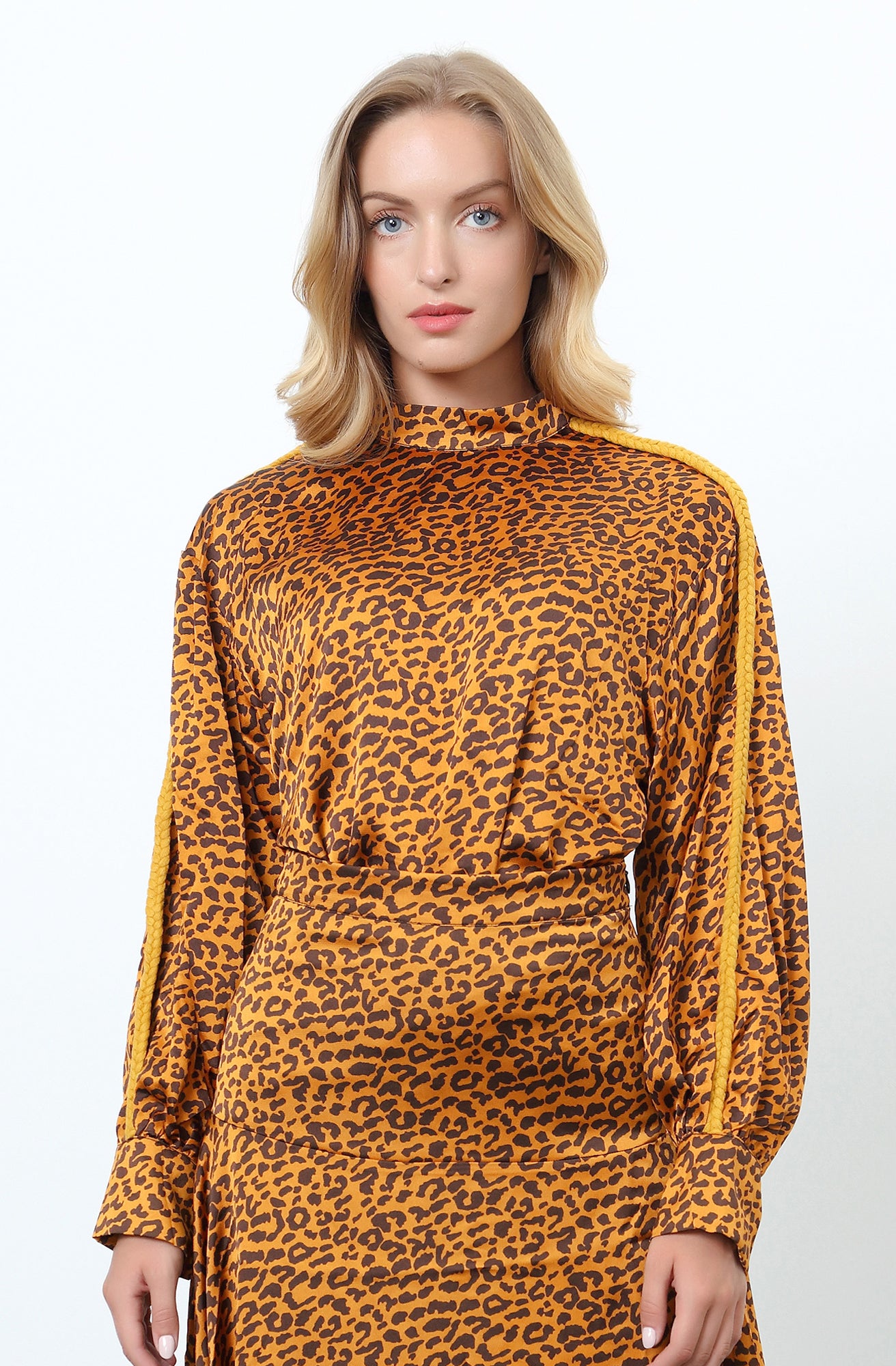 Blouse à imprimé léopard et galons aux manches