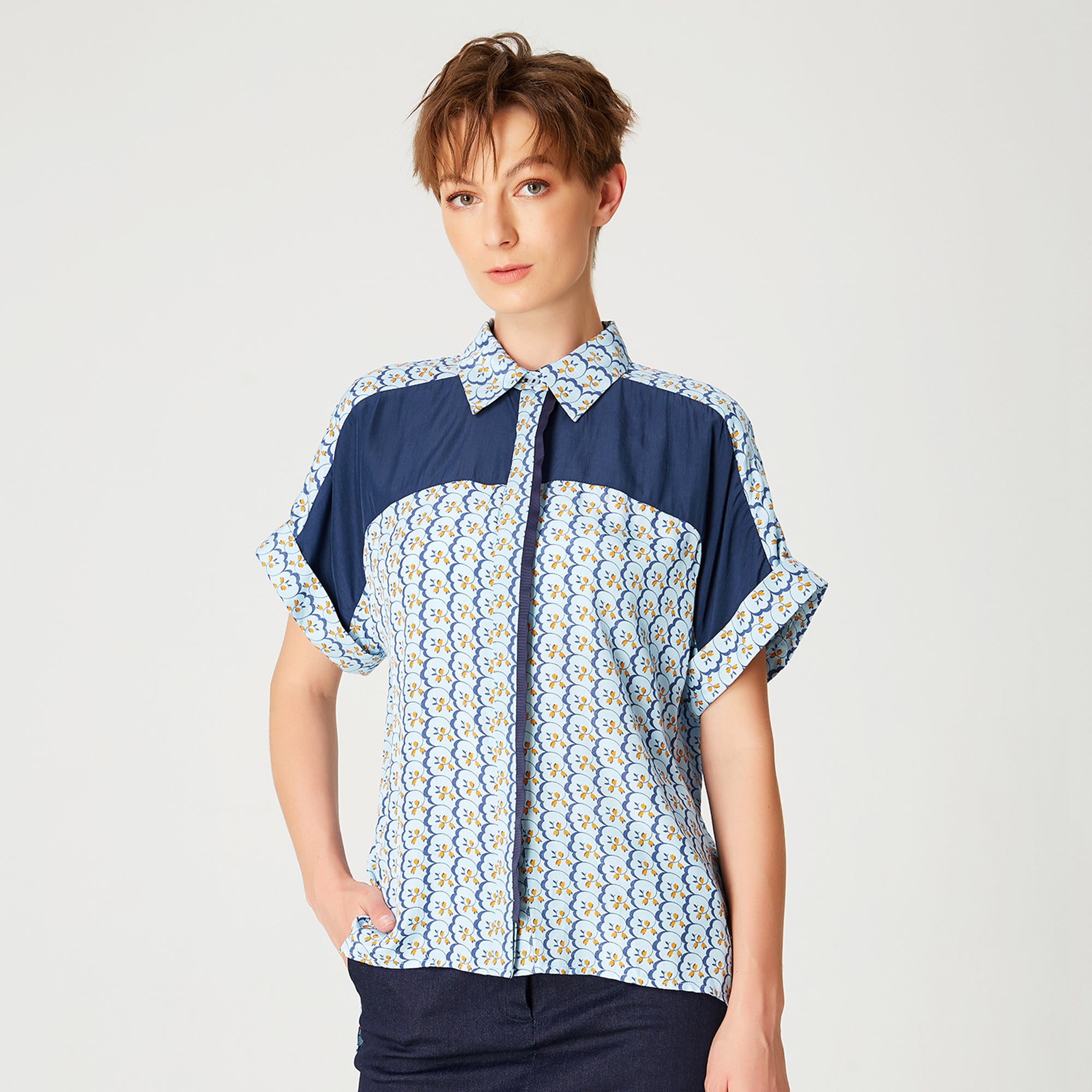 Chemise manches courtes bi-matières à imprimé géométrique