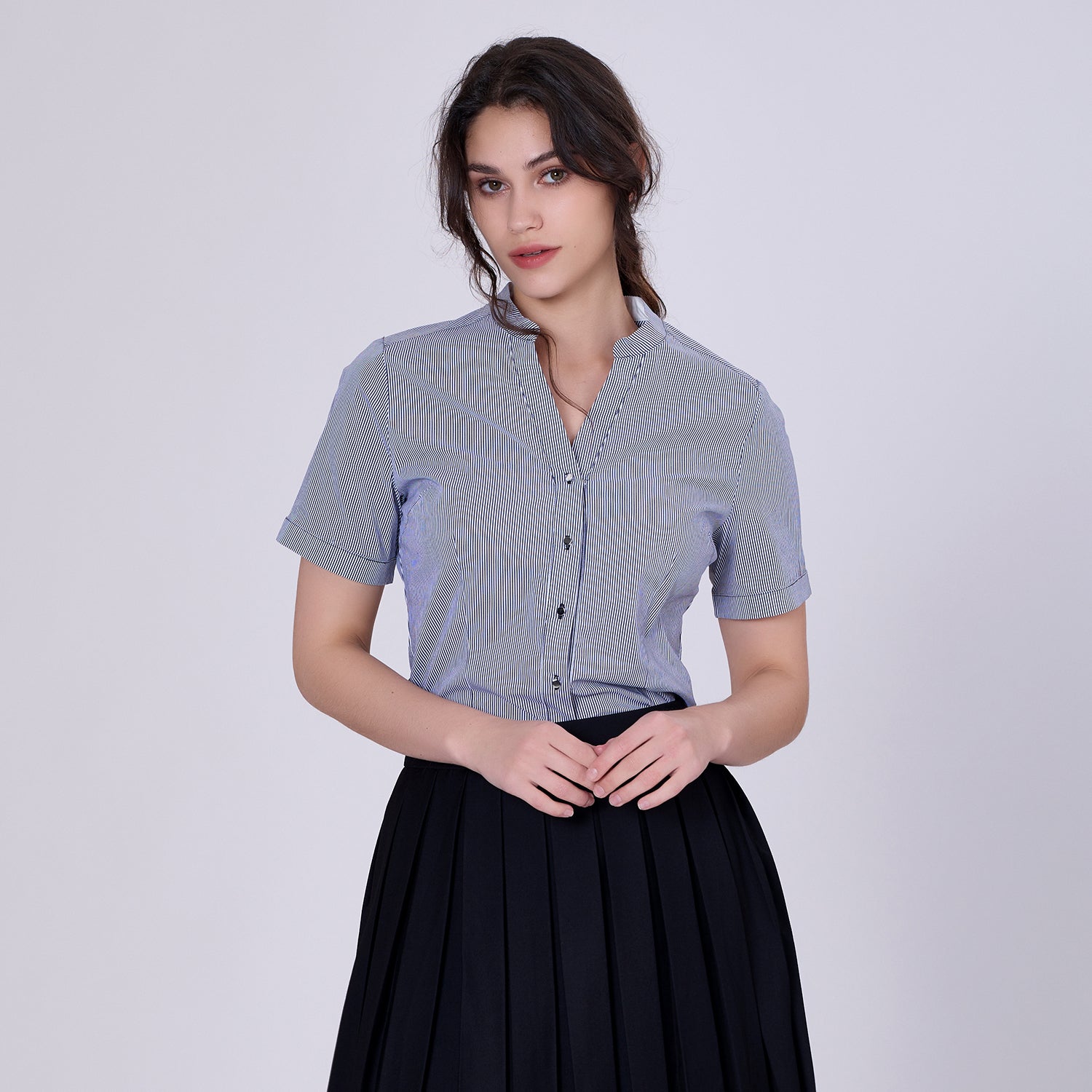 Chemise ajustée en coton à manches courtes et col en V