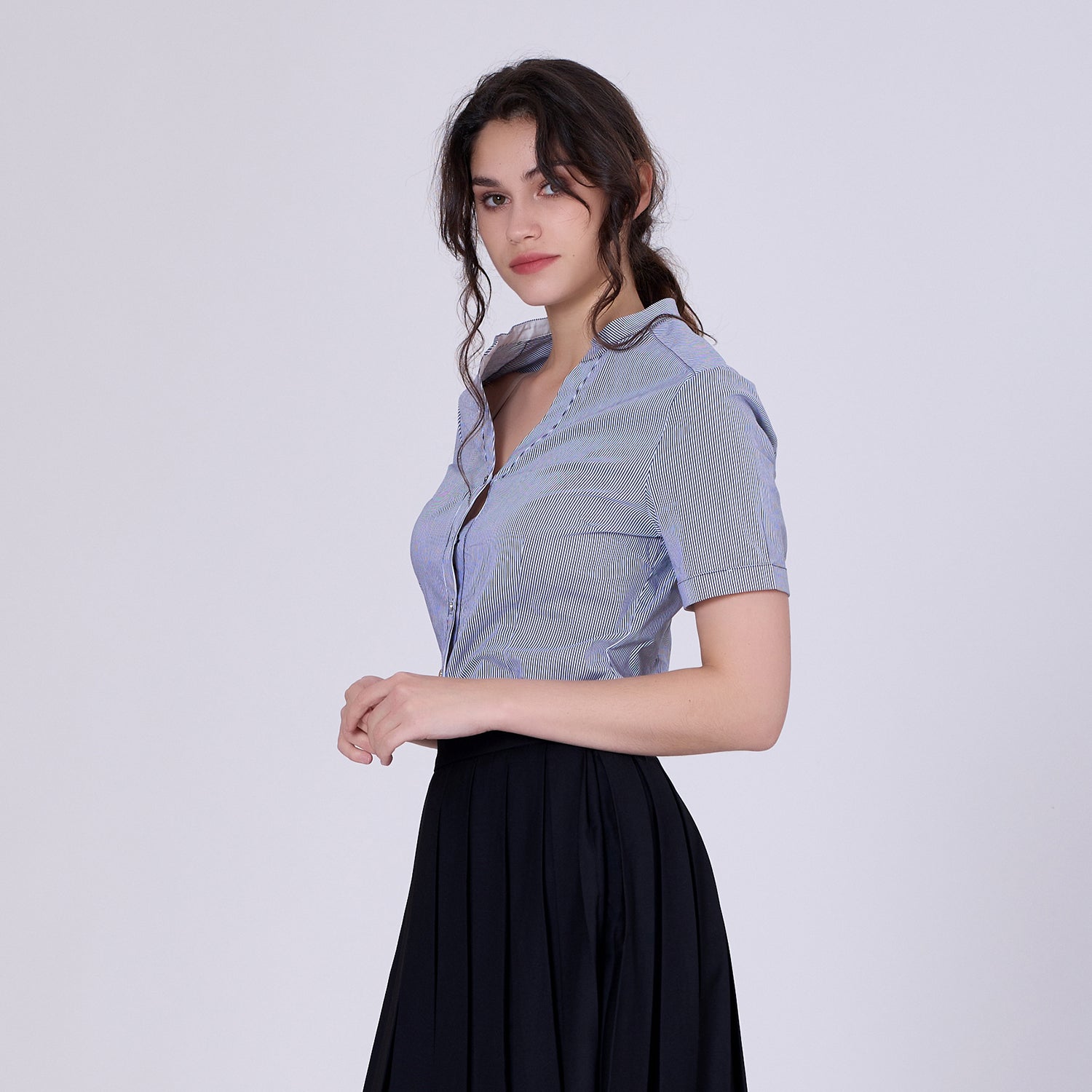 Chemise ajustée en coton à manches courtes et col en V