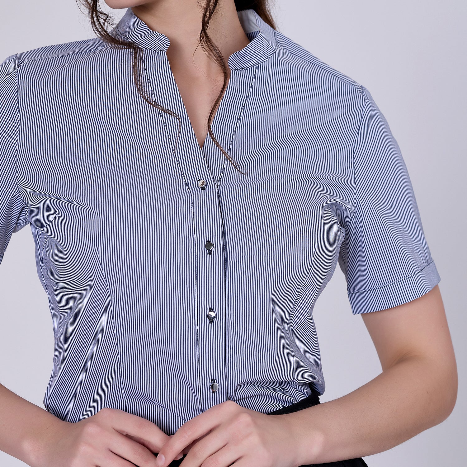 Chemise ajustée en coton à manches courtes et col en V