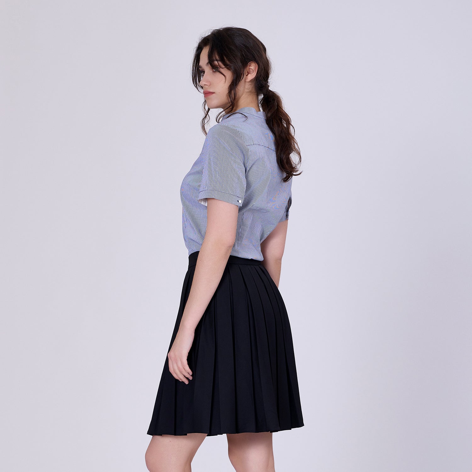 Chemise ajustée en coton à manches courtes et col en V