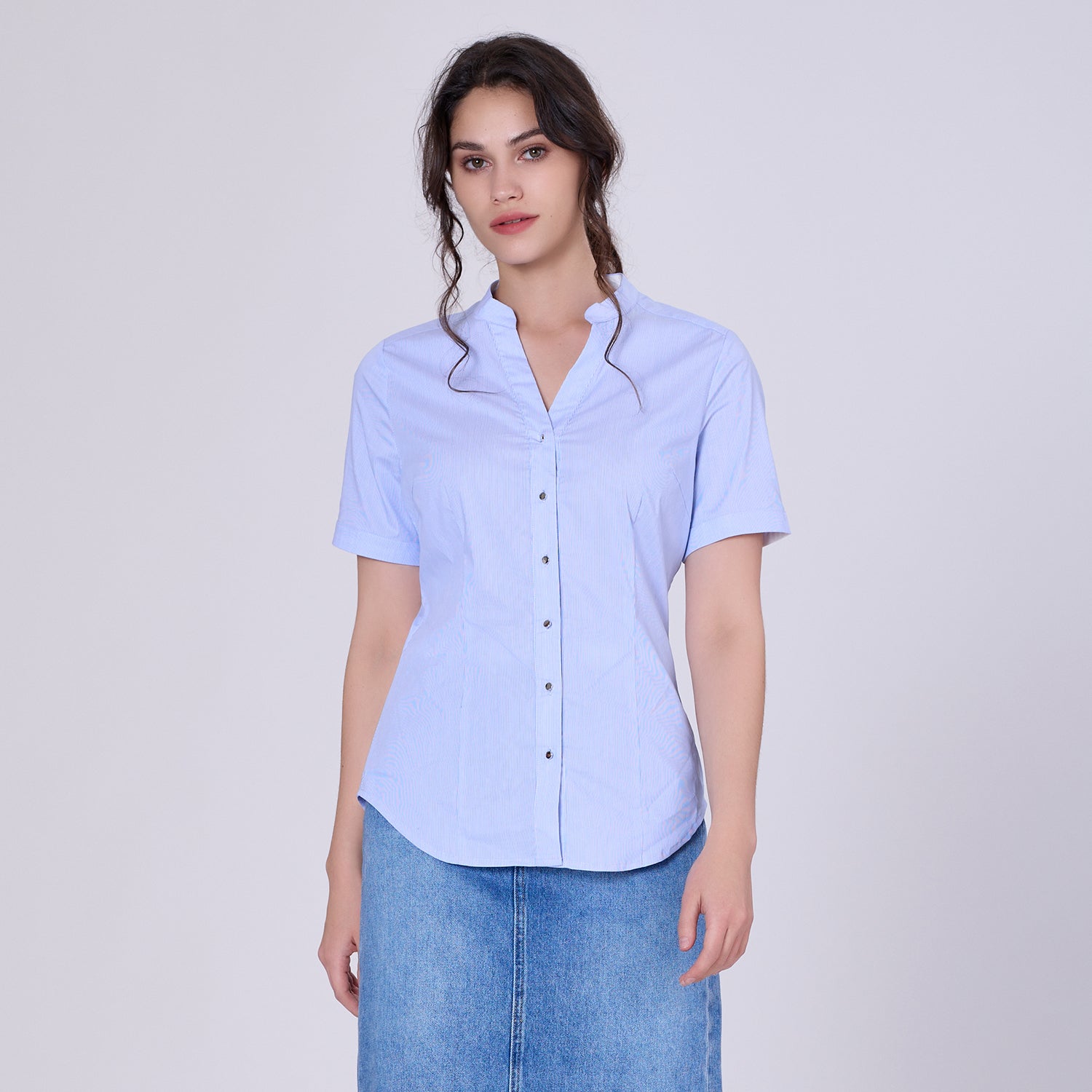 Chemise ajustée en coton à manches courtes et col en V