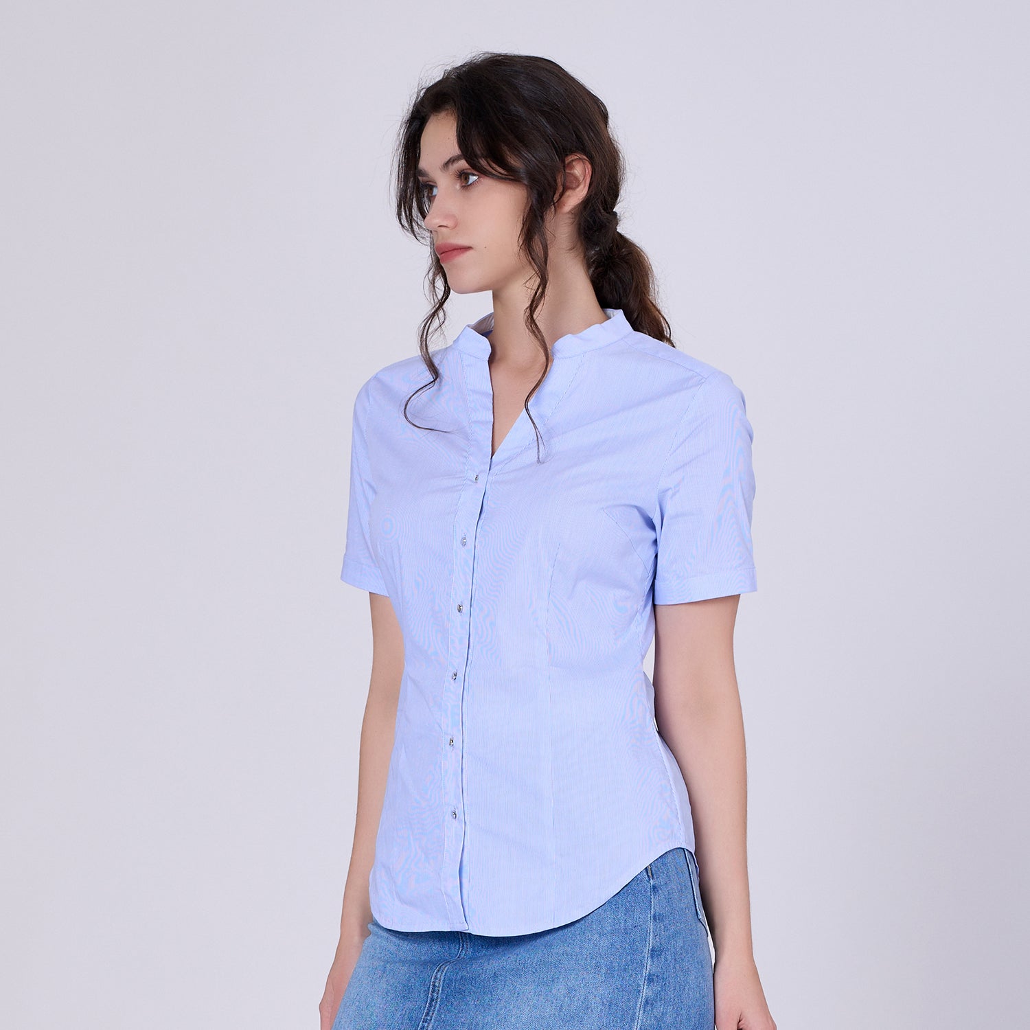 Chemise ajustée en coton à manches courtes et col en V