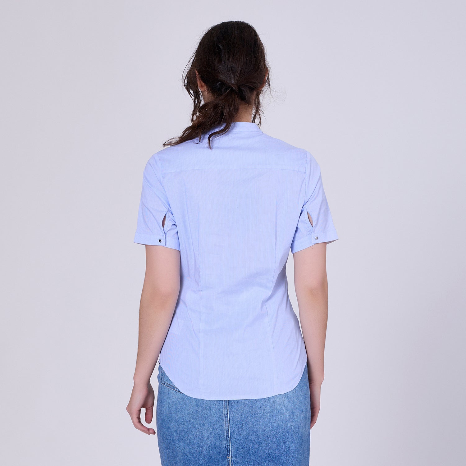 Chemise ajustée en coton à manches courtes et col en V