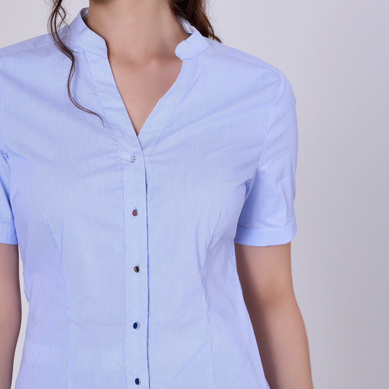 Chemise ajustée en coton à manches courtes et col en V