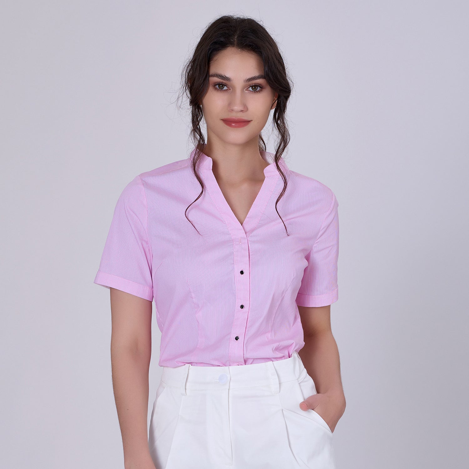 Chemise ajustée en coton à manches courtes et col en V