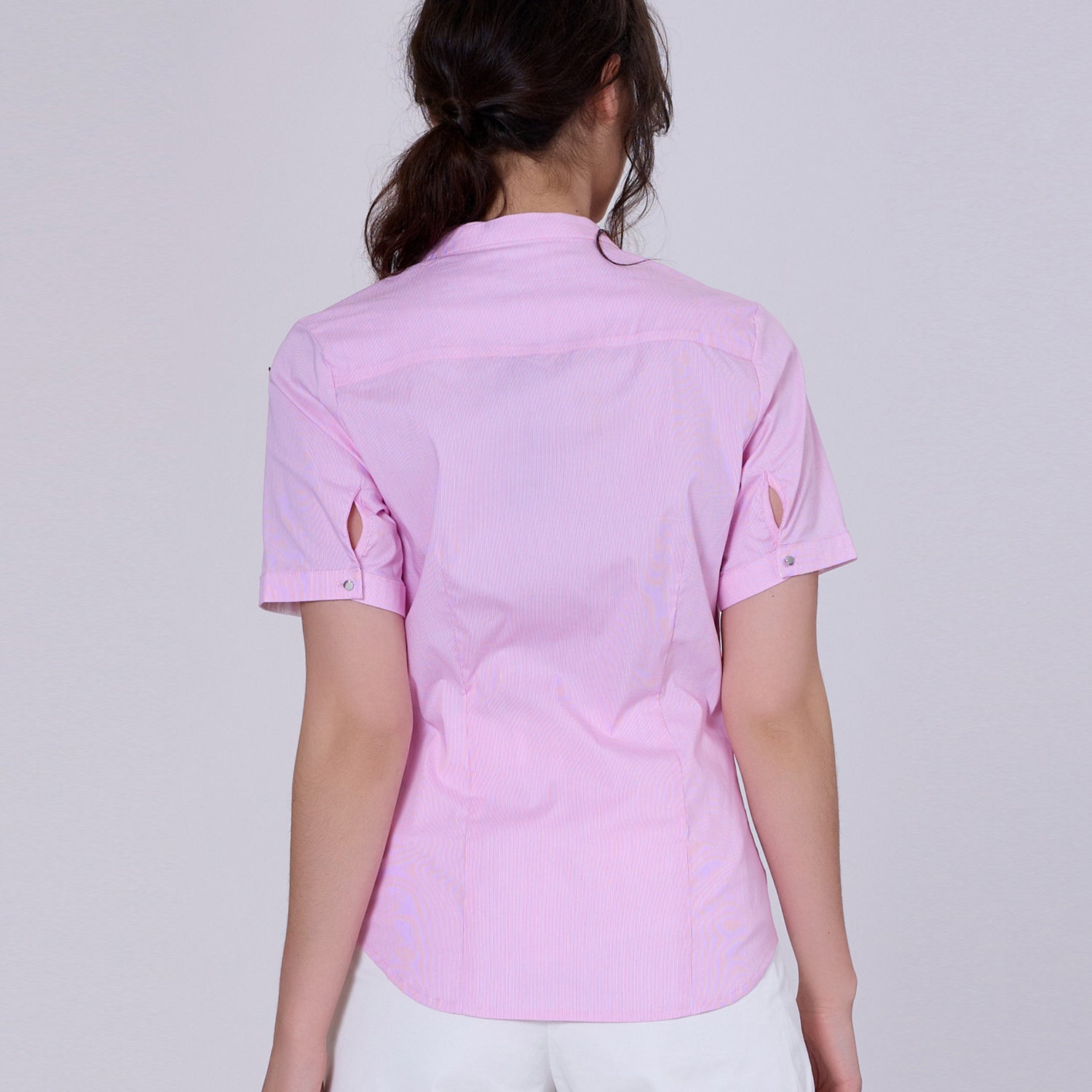 Chemise ajustée en coton à manches courtes et col en V