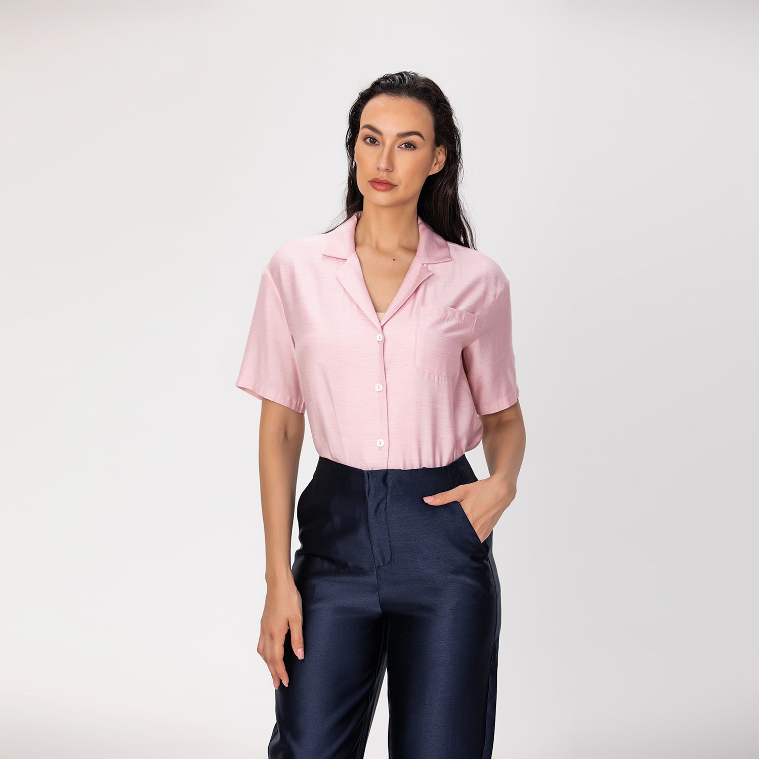 Blouse fluide à col tailleur et manches courtes