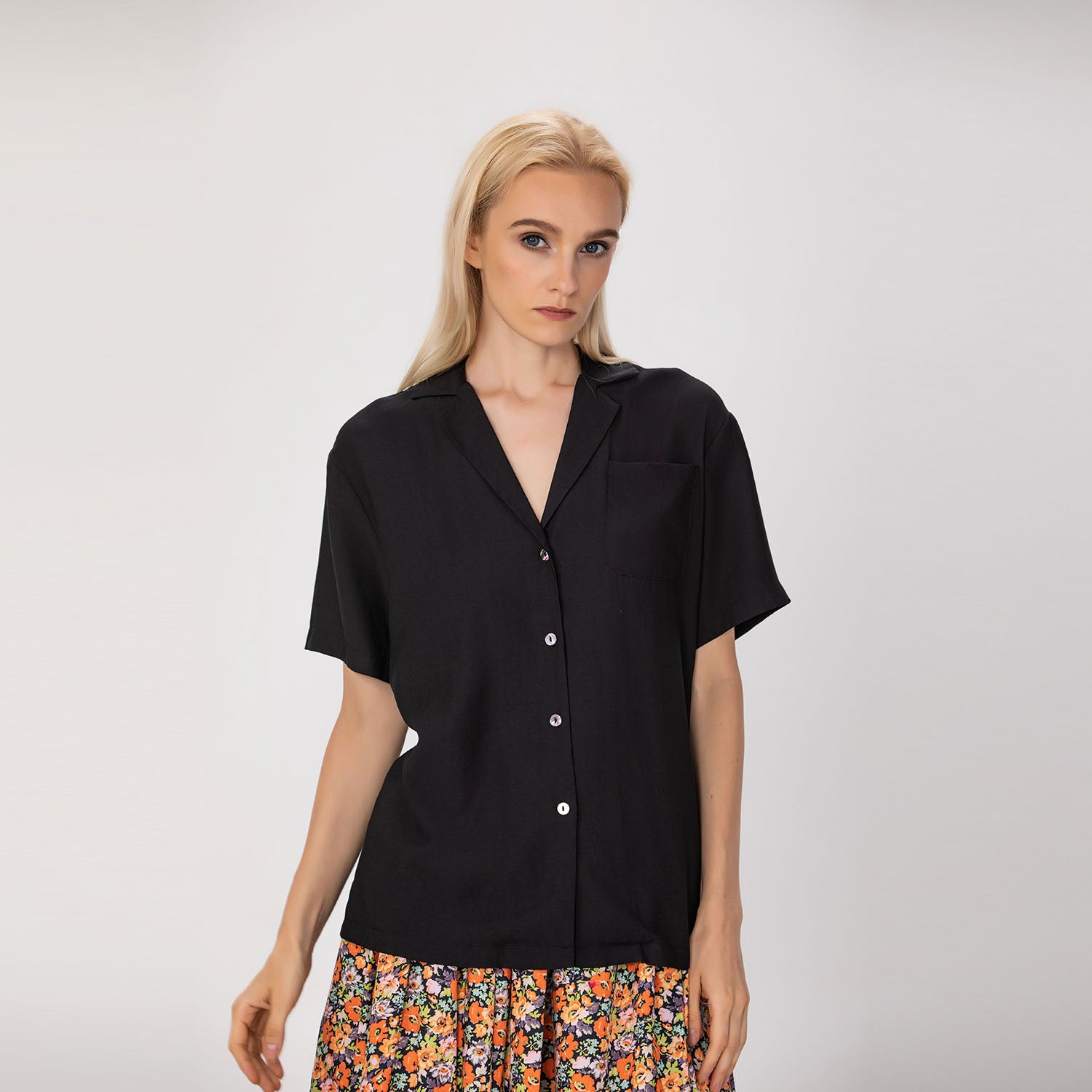 Blouse fluide à col tailleur et manches courtes