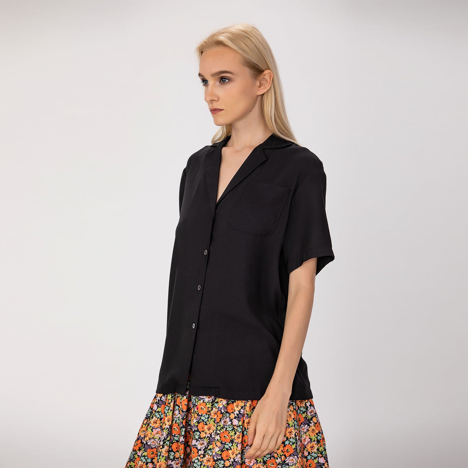 Blouse fluide à col tailleur et manches courtes