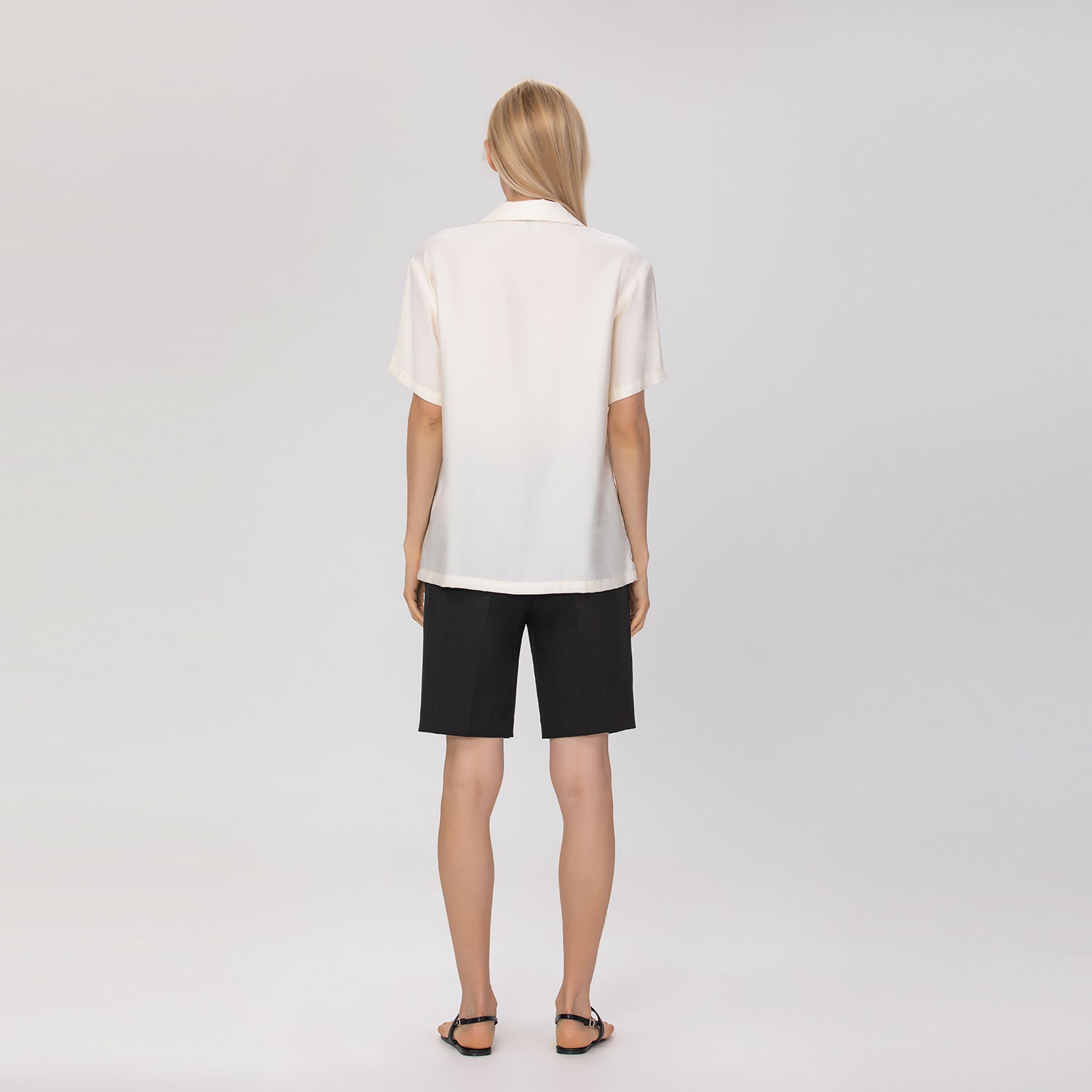 Blouse fluide à col tailleur et manches courtes