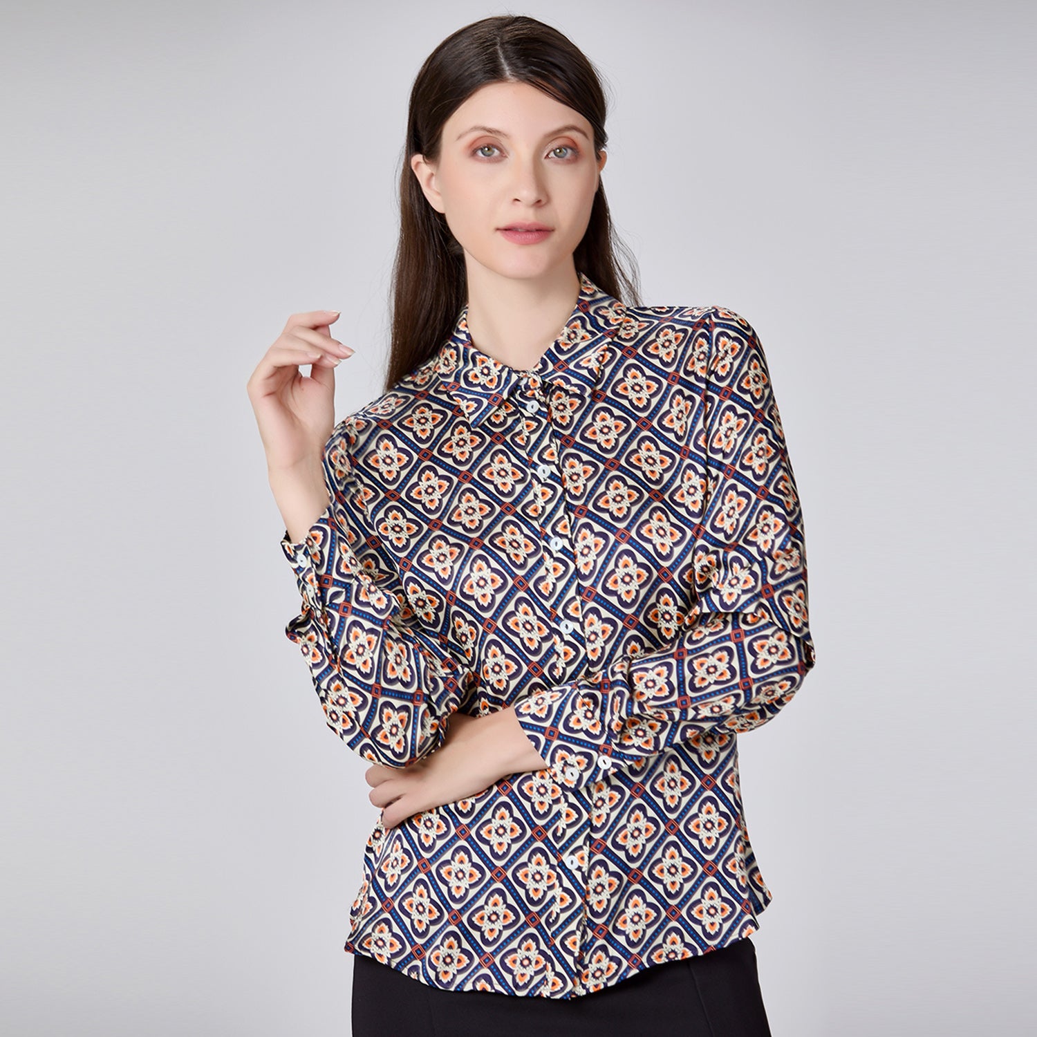 Chemise en satin à motifs géométriques