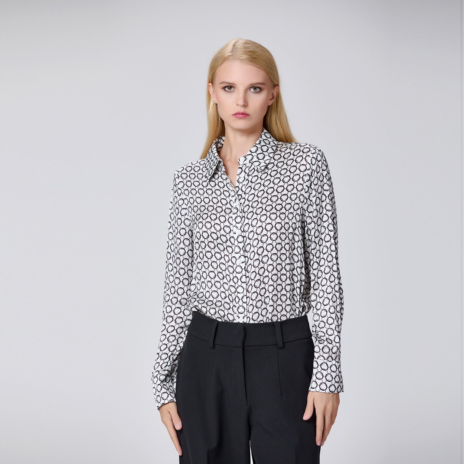 Chemise à manches longues en satin à imprimé graphique