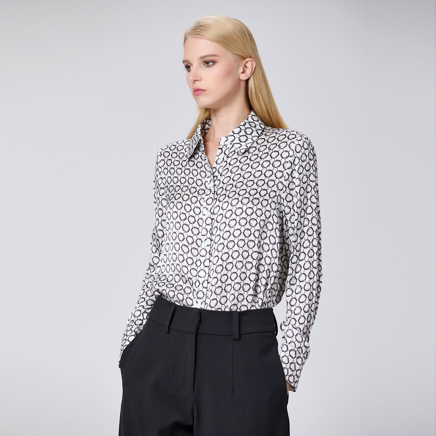 Chemise à manches longues en satin à imprimé graphique