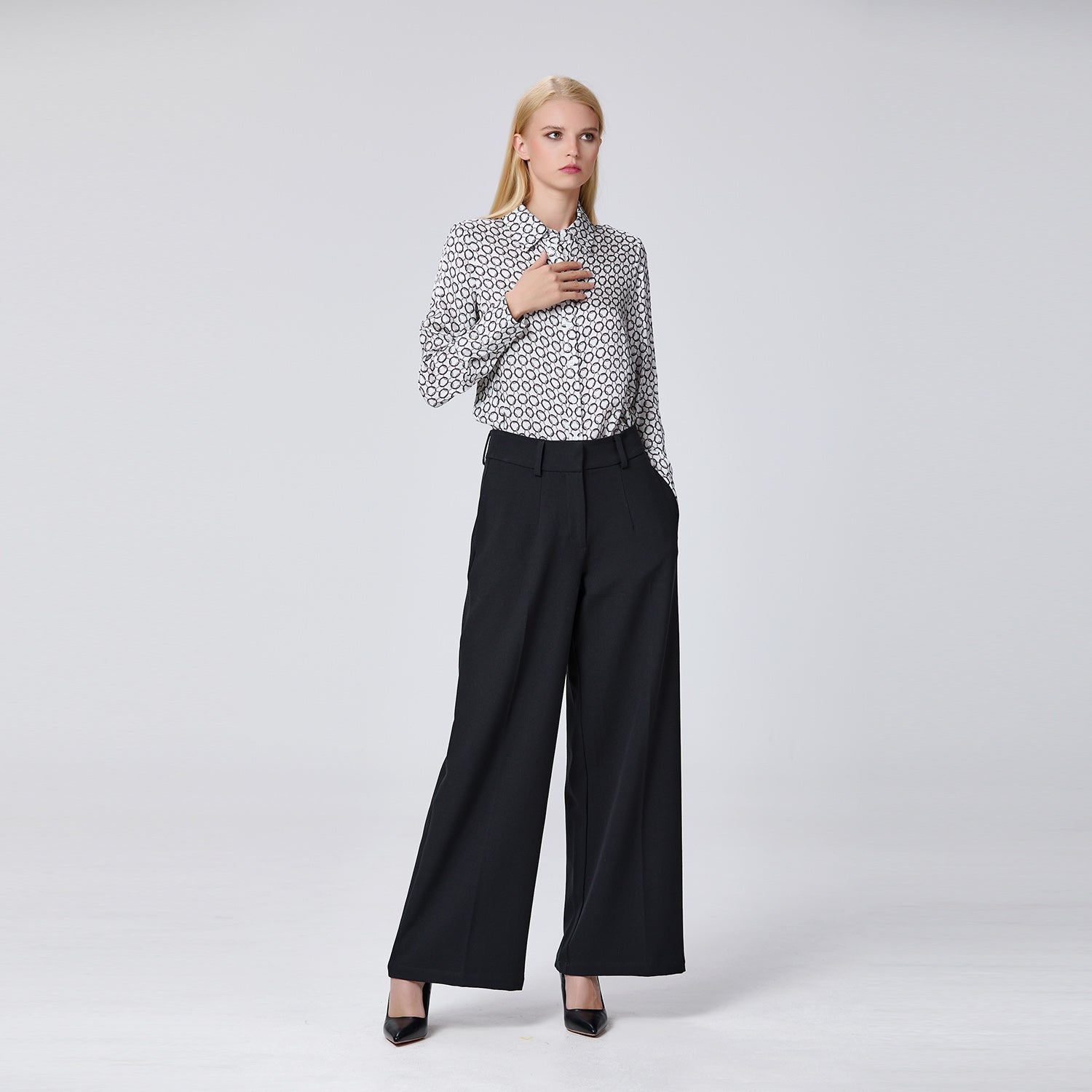 Chemise à manches longues en satin à imprimé graphique