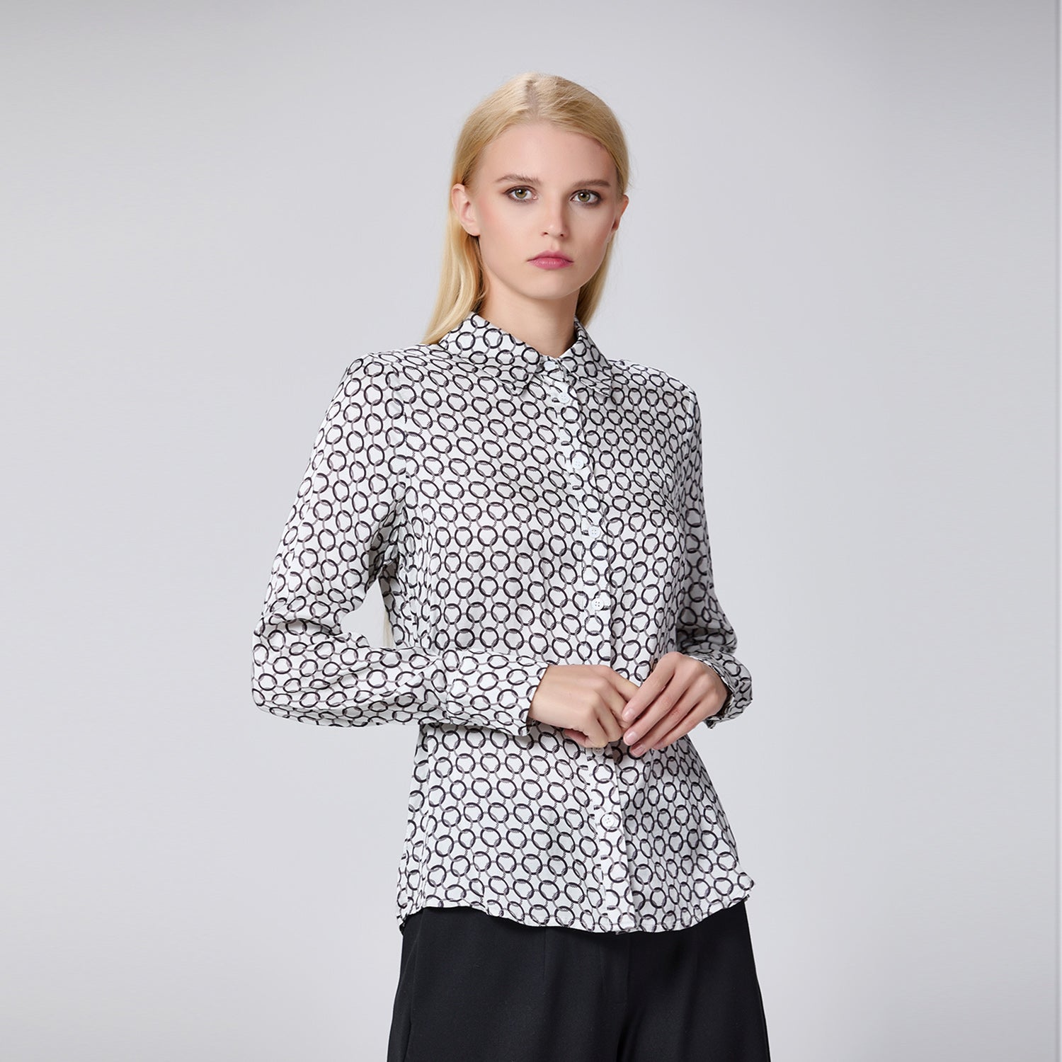 Chemise à manches longues en satin à imprimé graphique