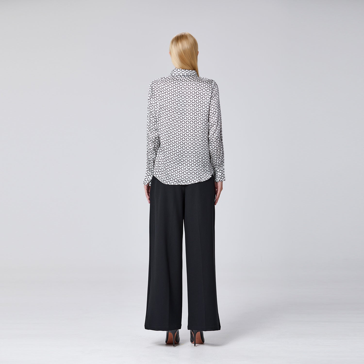 Chemise à manches longues en satin à imprimé graphique